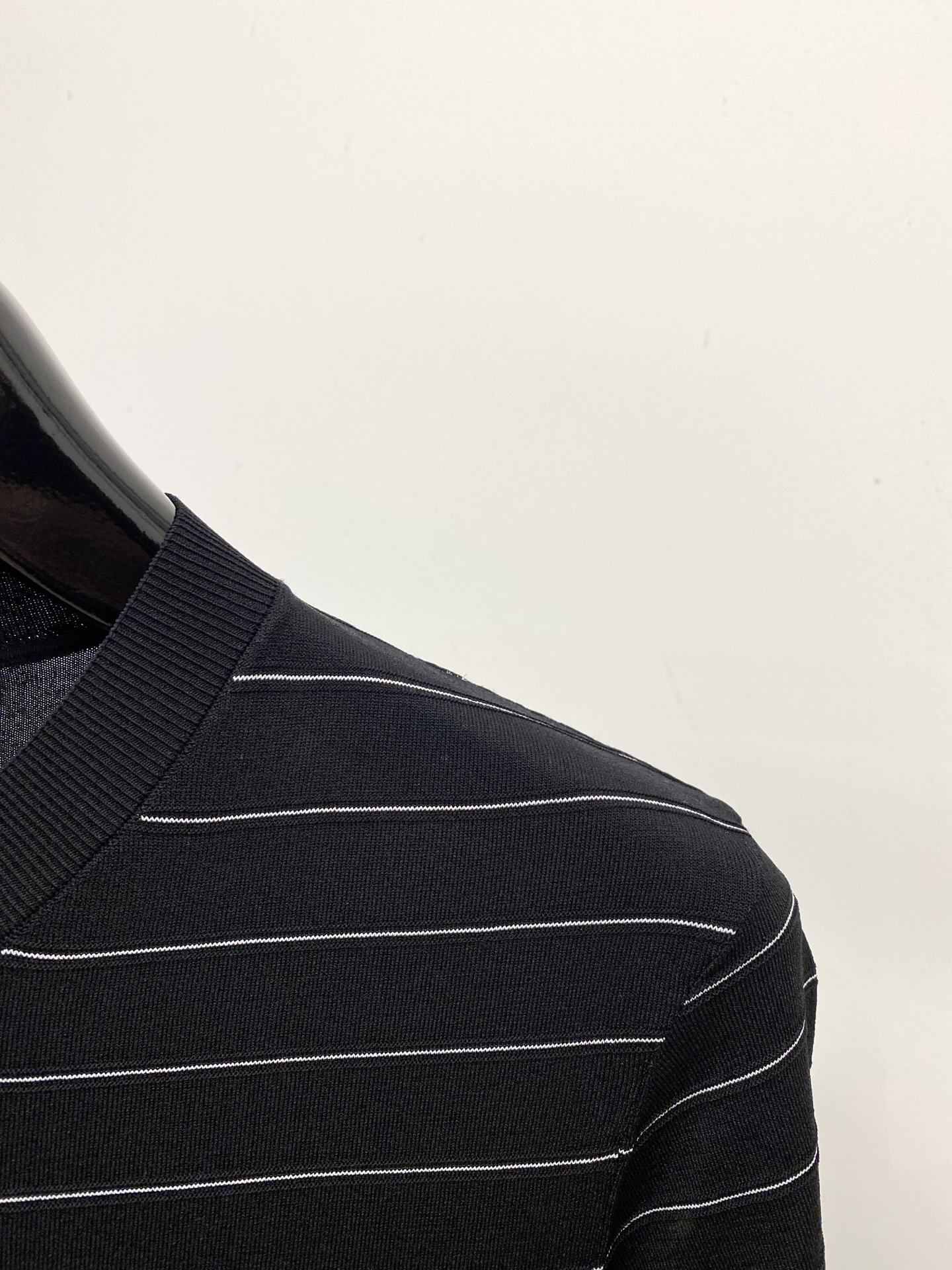 Loro Piana、2026新品短袖T恤，帅气时尚，简约百搭款。胸前设计凹凸字母Logo，面料针织 不