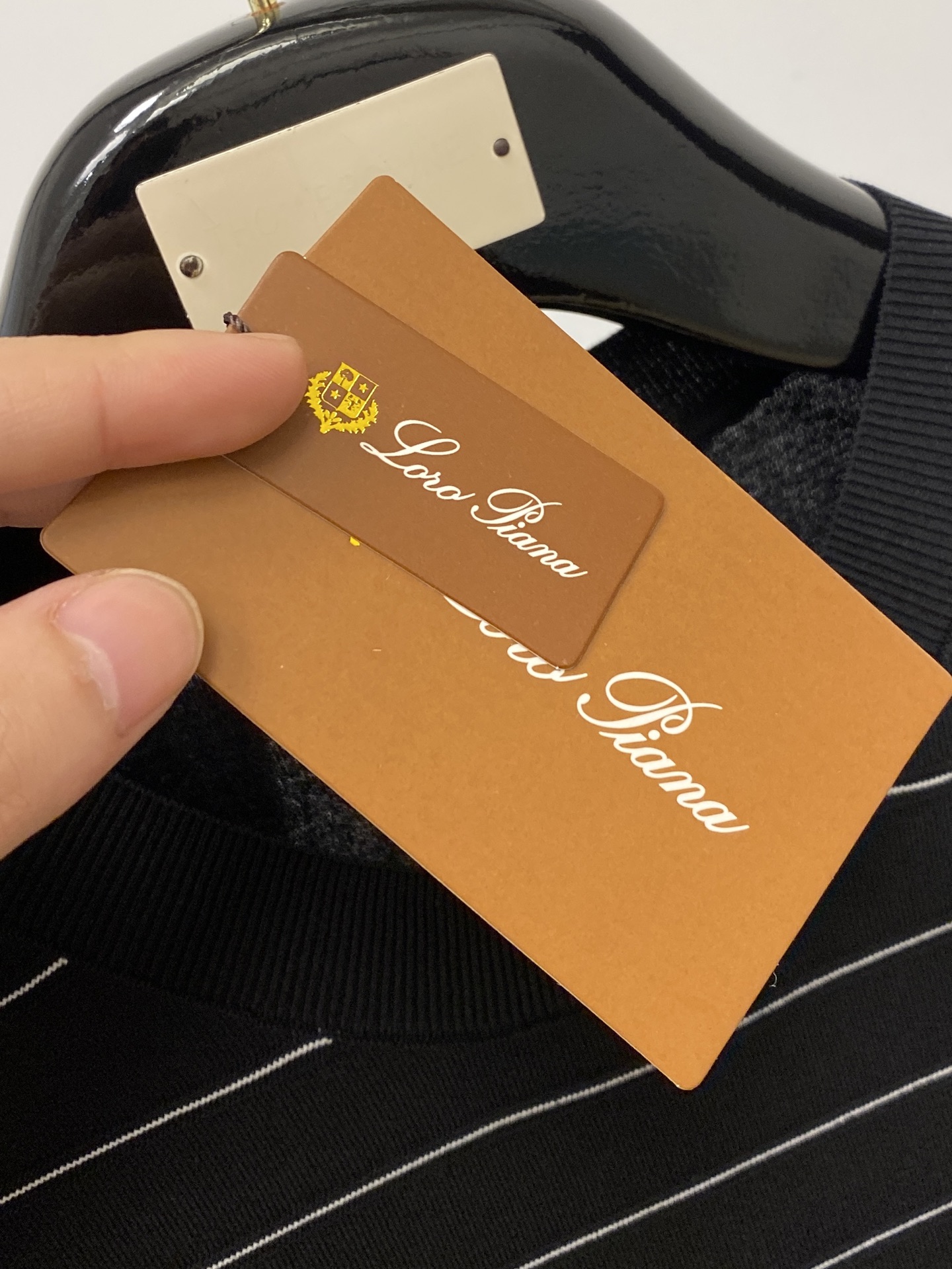Loro Piana、2026新品短袖T恤，帅气时尚，简约百搭款。胸前设计凹凸字母Logo，面料针织 不