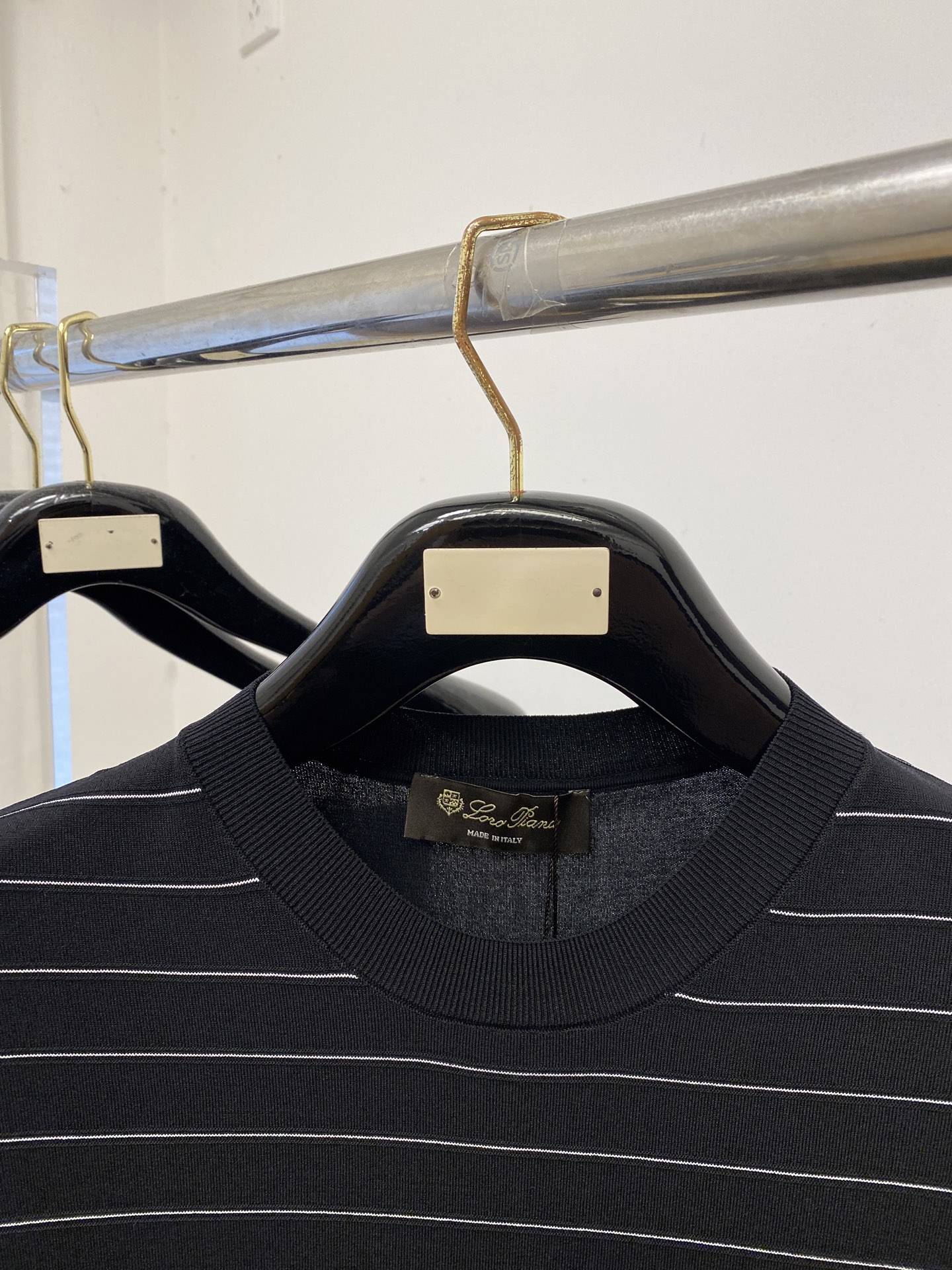 Loro Piana、2026新品短袖T恤，帅气时尚，简约百搭款。胸前设计凹凸字母Logo，面料针织 不