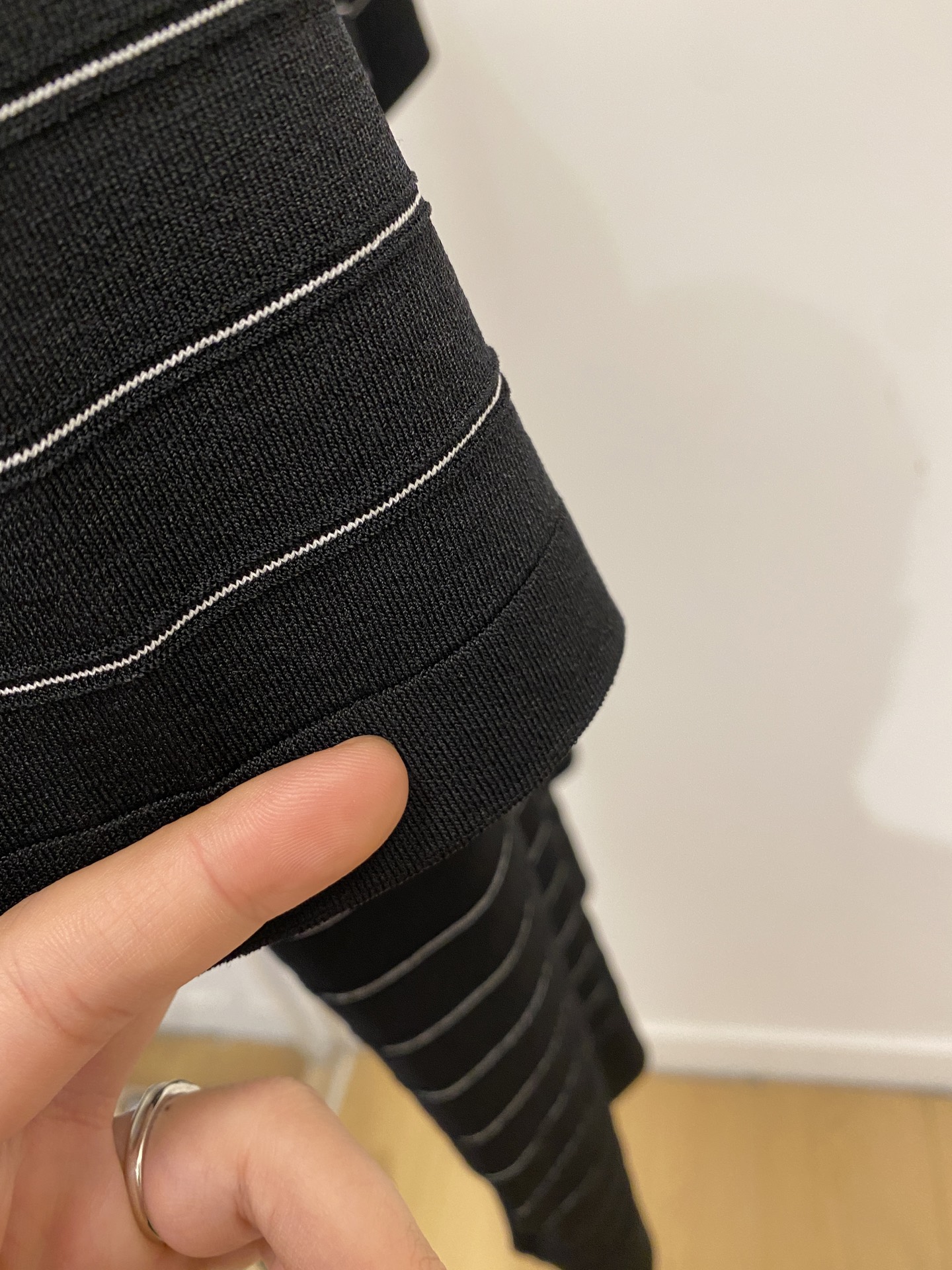 Loro Piana、2026新品短袖T恤，帅气时尚，简约百搭款。胸前设计凹凸字母Logo，面料针织 不