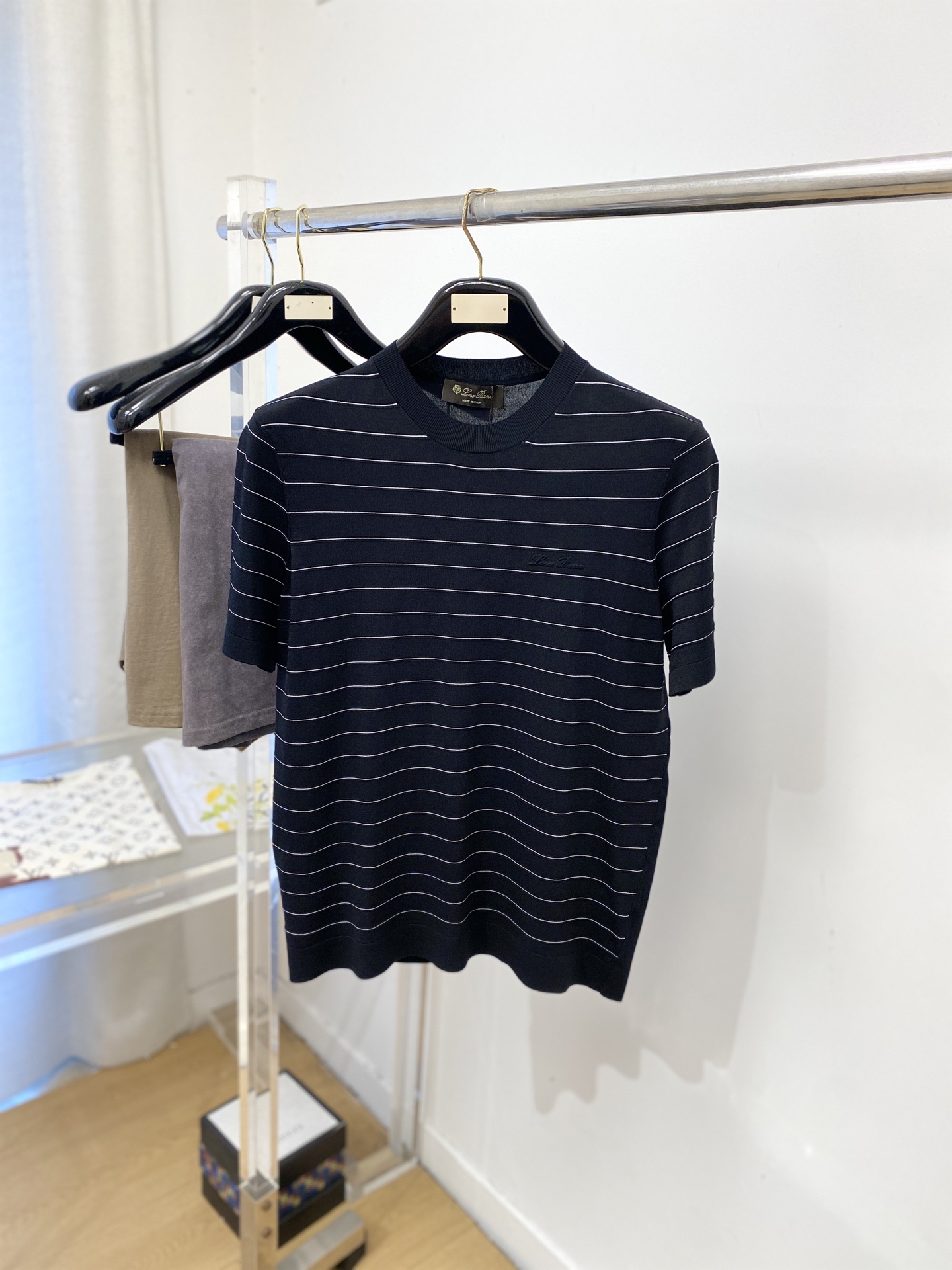 Loro Piana、2026新品短袖T恤，帅气时尚，简约百搭款。胸前设计凹凸字母Logo，面料针织 不