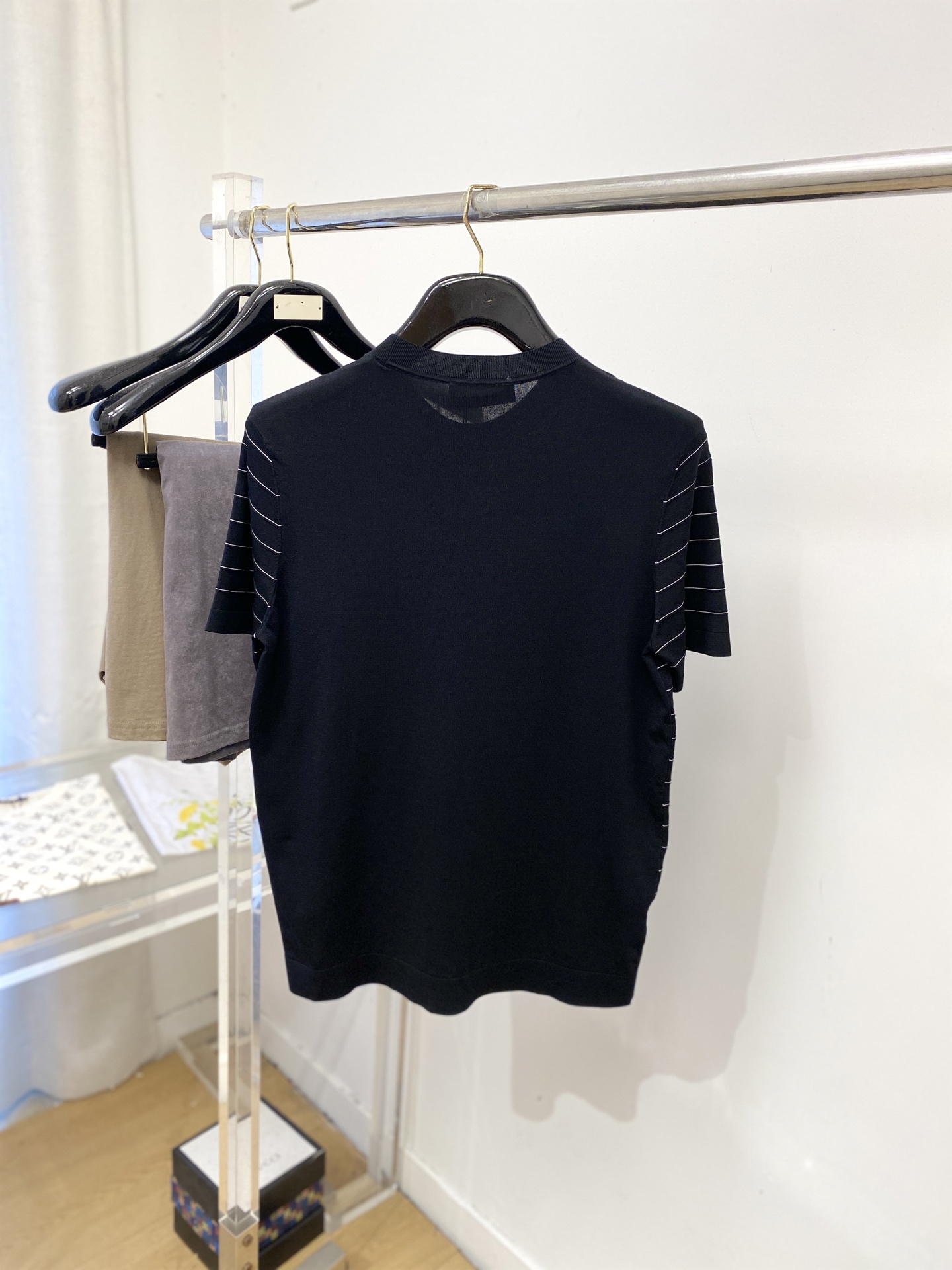 Loro Piana、2026新品短袖T恤，帅气时尚，简约百搭款。胸前设计凹凸字母Logo，面料针织 不