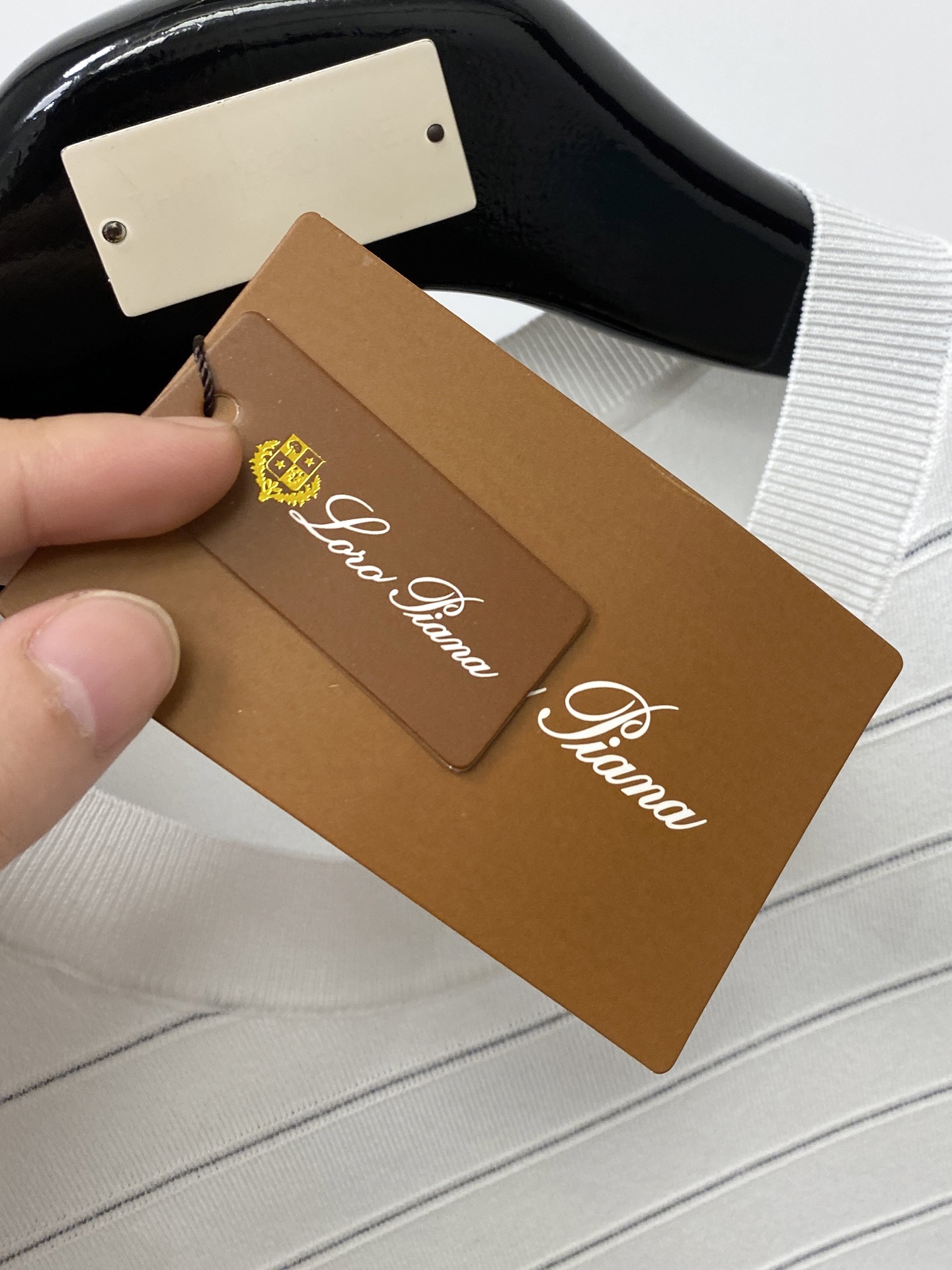 Loro Piana、2026新品短袖T恤，帅气时尚，简约百搭款。胸前设计凹凸字母Logo，面料针织 不