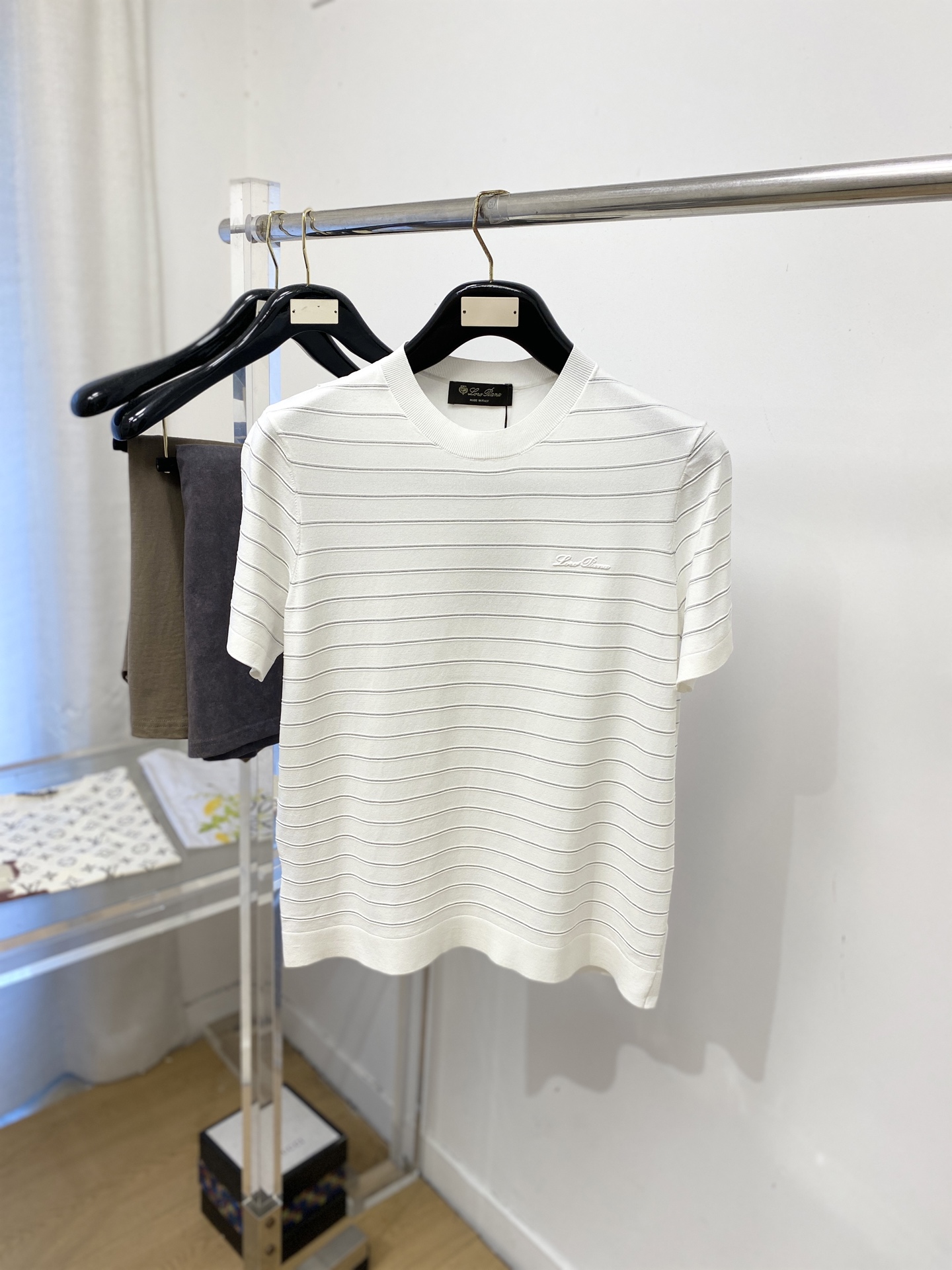 Loro Piana、2026新品短袖T恤，帅气时尚，简约百搭款。胸前设计凹凸字母Logo，面料针织 不