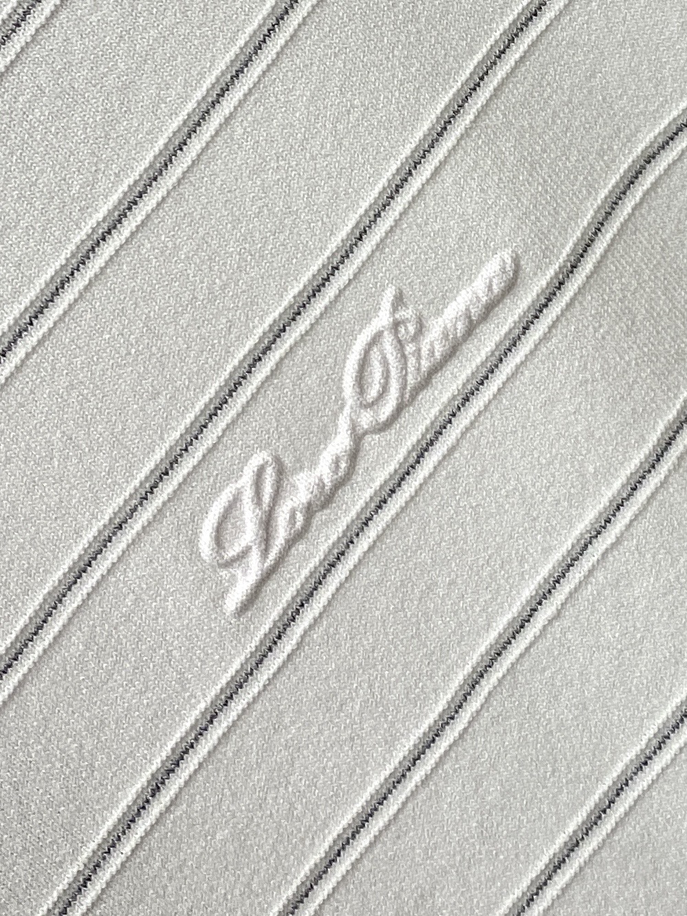 Loro Piana、2026新品短袖T恤，帅气时尚，简约百搭款。胸前设计凹凸字母Logo，面料针织 不