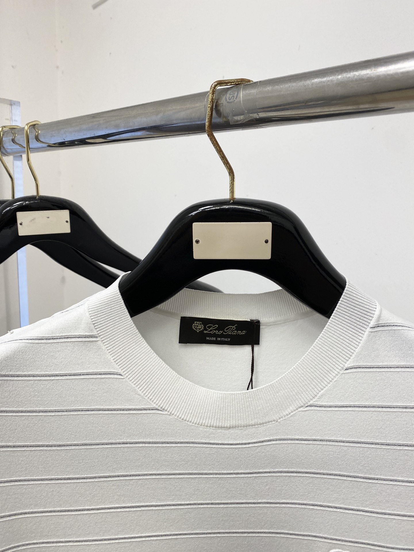 Loro Piana、2026新品短袖T恤，帅气时尚，简约百搭款。胸前设计凹凸字母Logo，面料针织 不