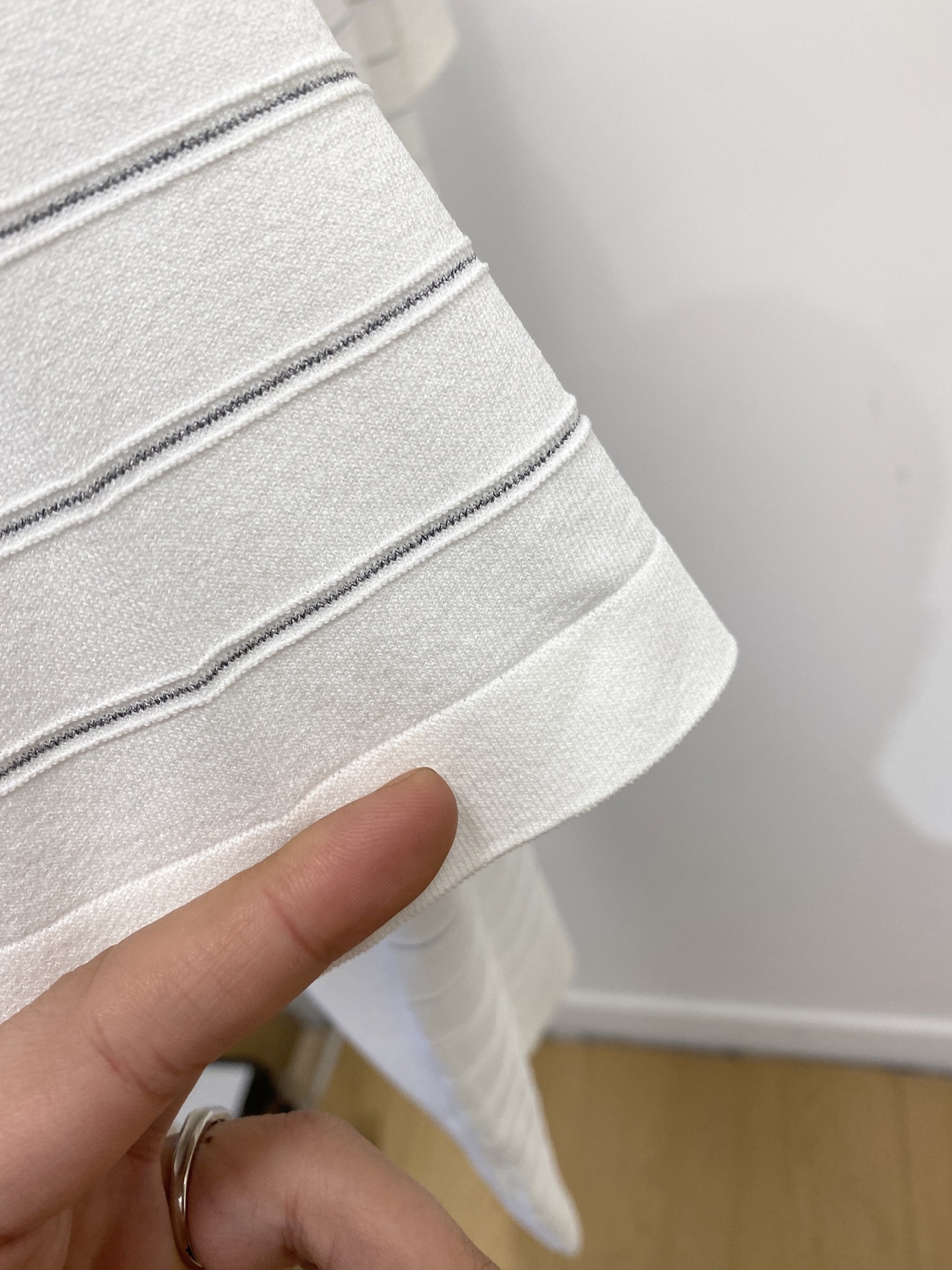 Loro Piana、2026新品短袖T恤，帅气时尚，简约百搭款。胸前设计凹凸字母Logo，面料针织 不