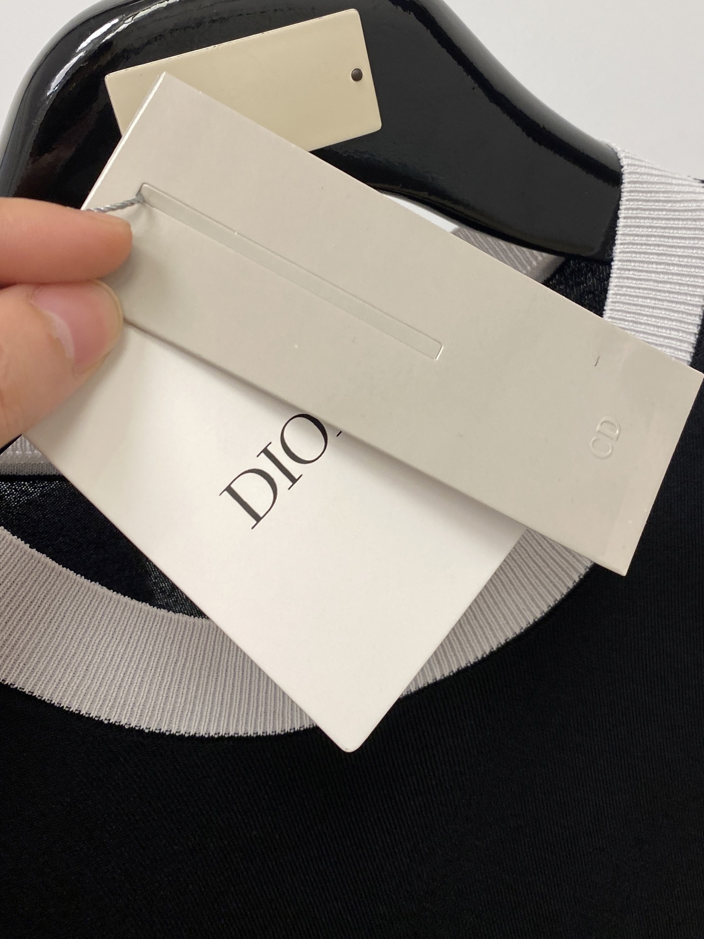 迪奥、2026新品短袖T恤，帅气时尚，简约百搭款。胸前精致刺绣图案字母logo，面料针织 不仅挺括，保持