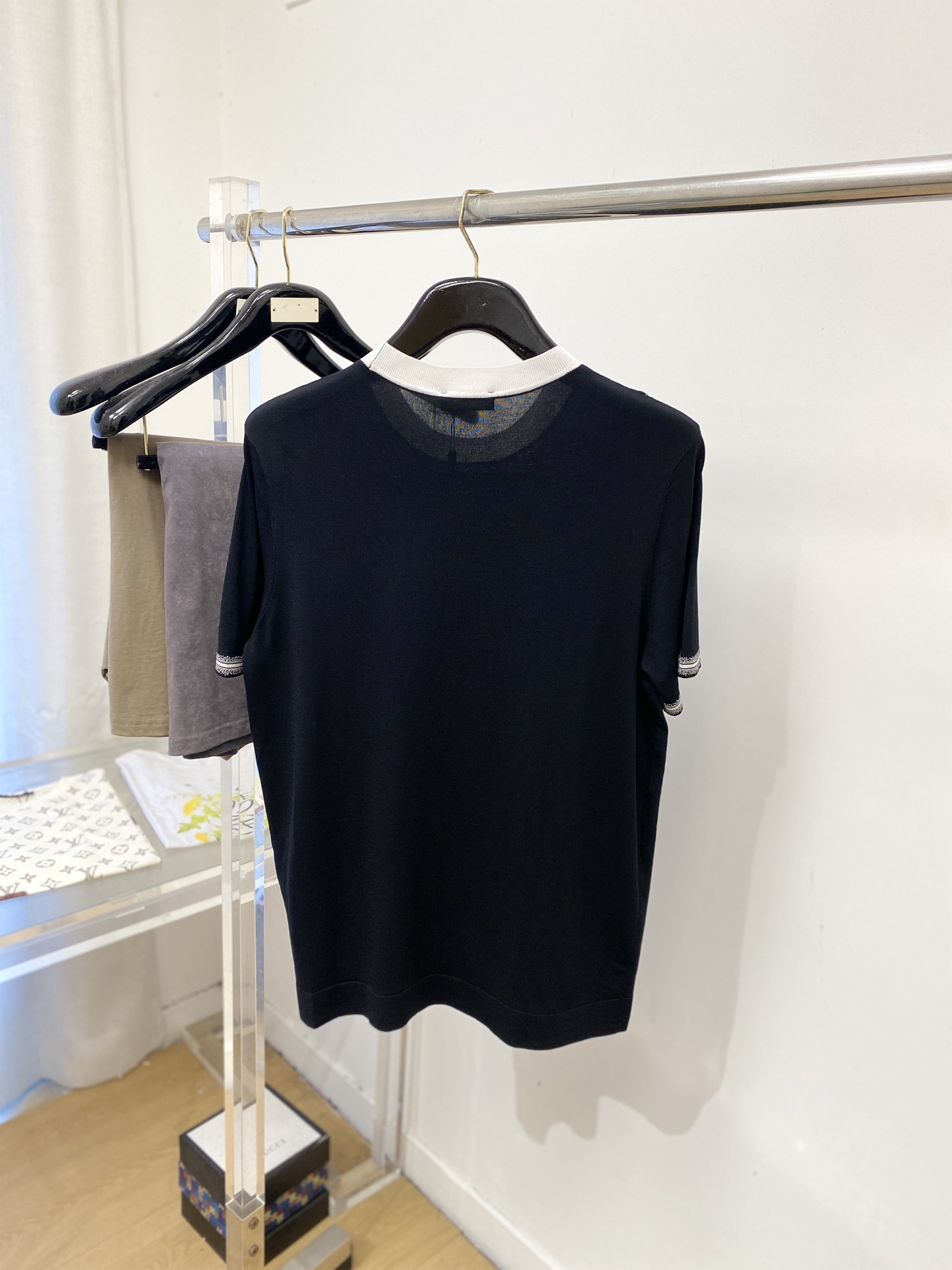 迪奥、2026新品短袖T恤，帅气时尚，简约百搭款。胸前精致刺绣图案字母logo，面料针织 不仅挺括，保持