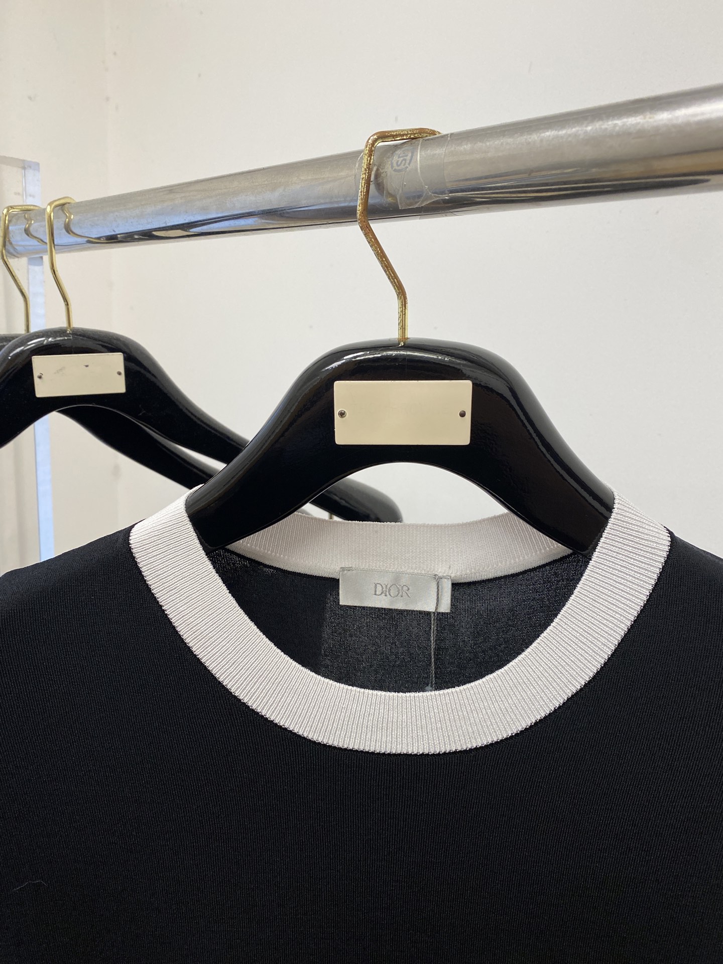 迪奥、2026新品短袖T恤，帅气时尚，简约百搭款。胸前精致刺绣图案字母logo，面料针织 不仅挺括，保持