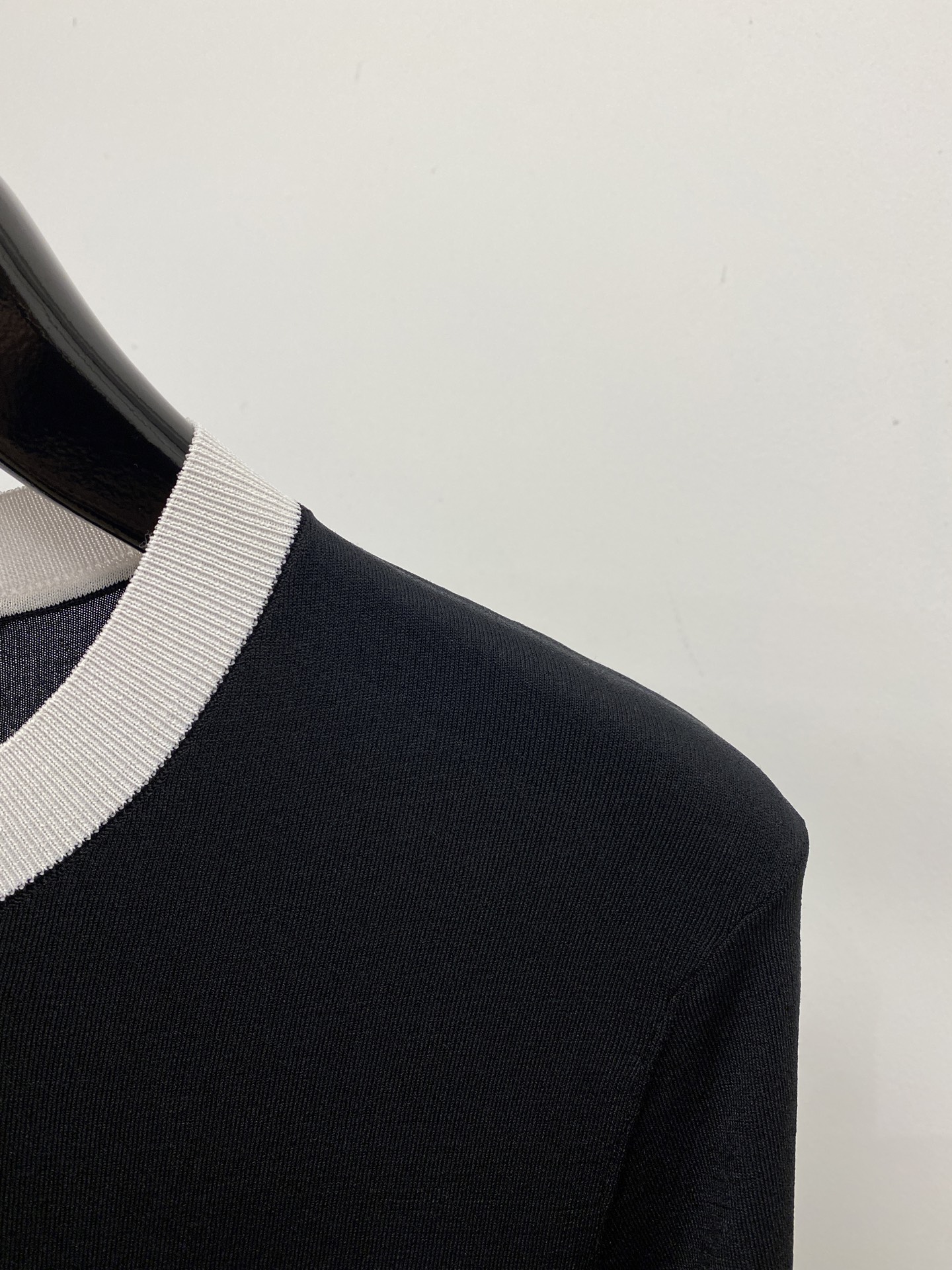 迪奥、2026新品短袖T恤，帅气时尚，简约百搭款。胸前精致刺绣图案字母logo，面料针织 不仅挺括，保持