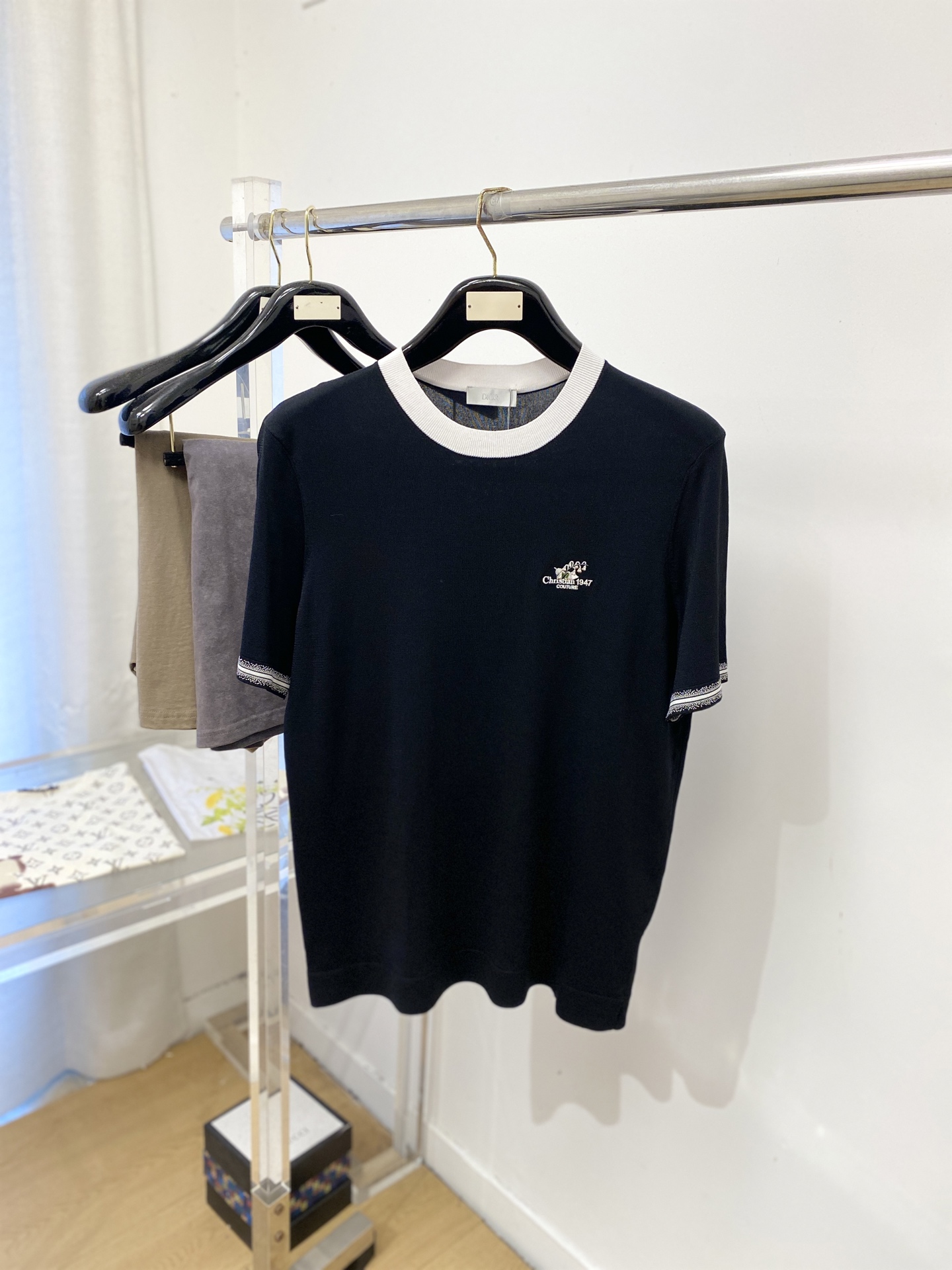 迪奥、2026新品短袖T恤，帅气时尚，简约百搭款。胸前精致刺绣图案字母logo，面料针织 不仅挺括，保持