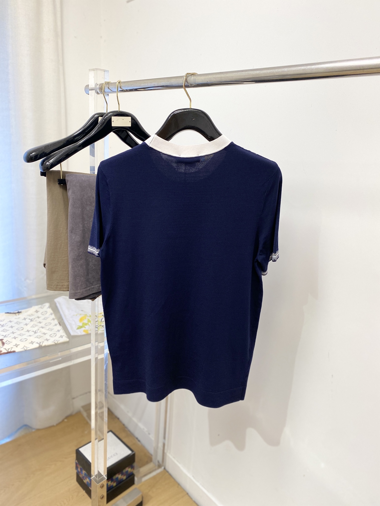 迪奥、2026新品短袖T恤，帅气时尚，简约百搭款。胸前精致刺绣图案字母logo，面料针织 不仅挺括，保持