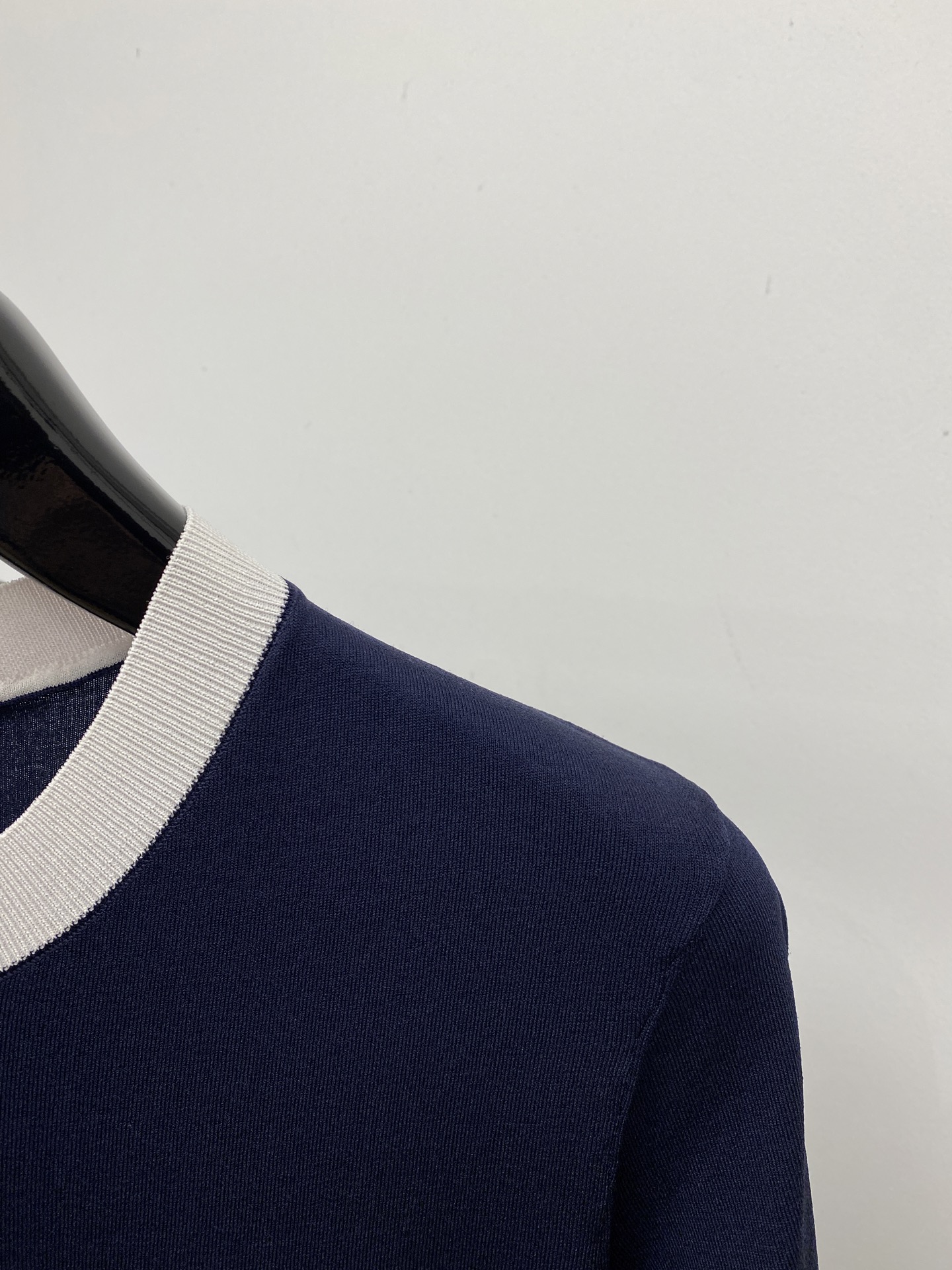 迪奥、2026新品短袖T恤，帅气时尚，简约百搭款。胸前精致刺绣图案字母logo，面料针织 不仅挺括，保持