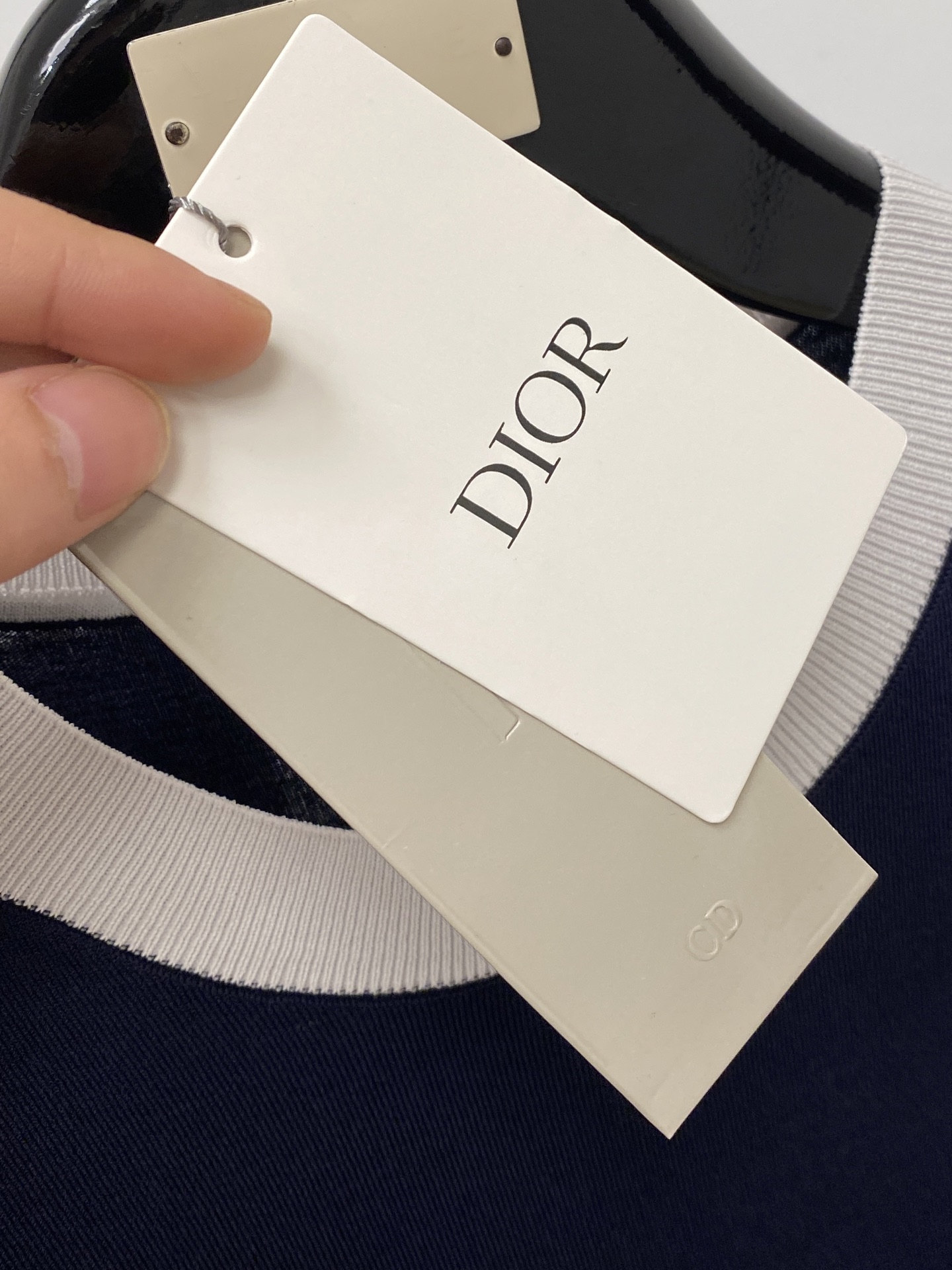 迪奥、2026新品短袖T恤，帅气时尚，简约百搭款。胸前精致刺绣图案字母logo，面料针织 不仅挺括，保持