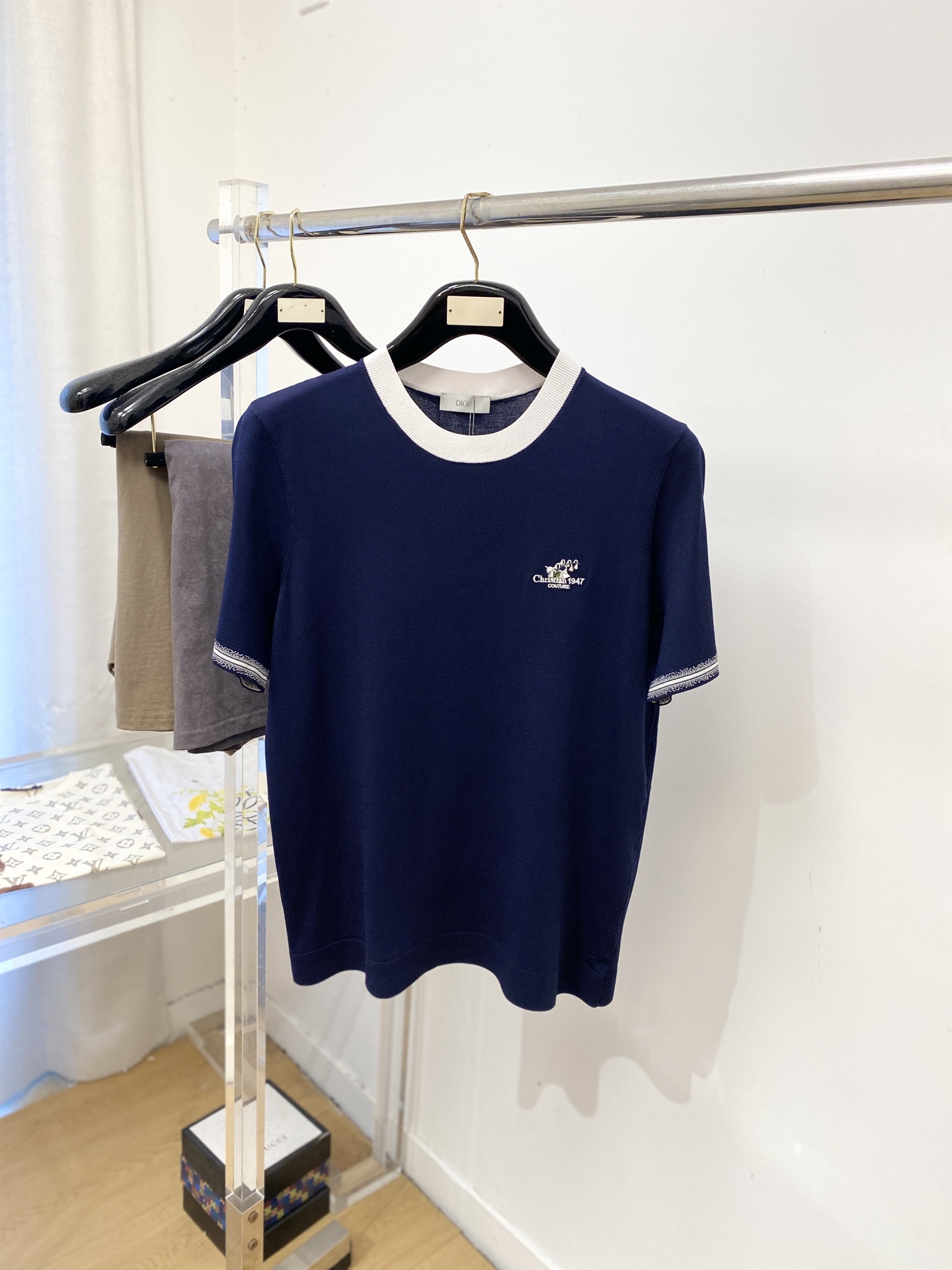 迪奥、2026新品短袖T恤，帅气时尚，简约百搭款。胸前精致刺绣图案字母logo，面料针织 不仅挺括，保持