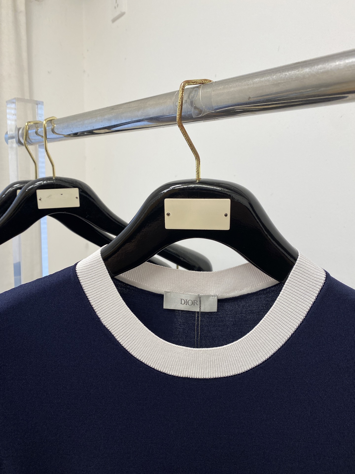 迪奥、2026新品短袖T恤，帅气时尚，简约百搭款。胸前精致刺绣图案字母logo，面料针织 不仅挺括，保持