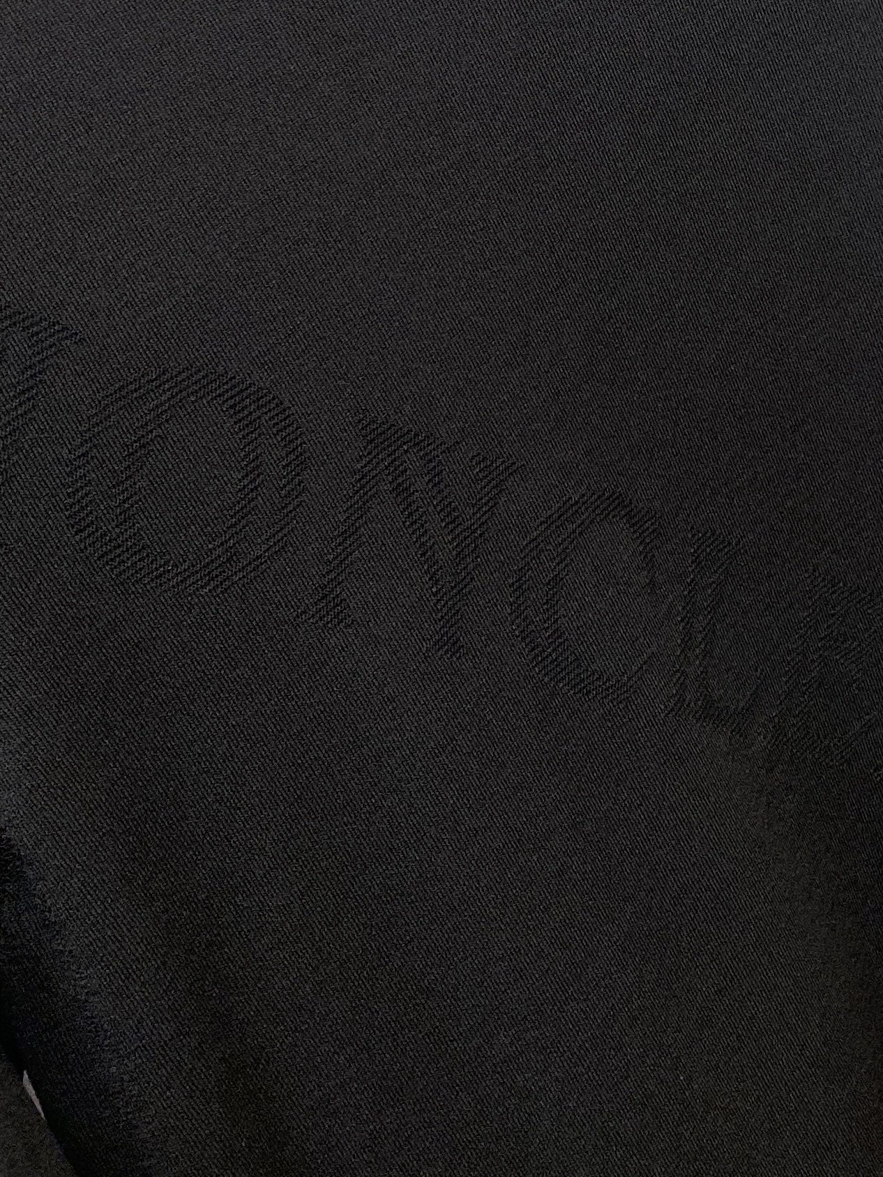 蒙口、2026新品短袖T恤，帅气时尚，简约百搭款。胸前刺绣装饰图案logo，面料针织 不仅挺括，保持潮流