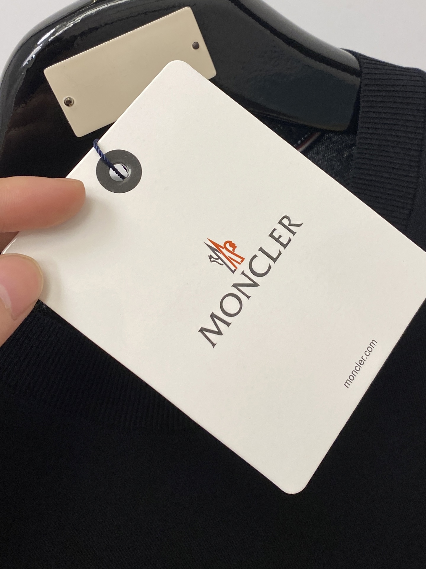 蒙口、2026新品短袖T恤，帅气时尚，简约百搭款。胸前刺绣装饰图案logo，面料针织 不仅挺括，保持潮流