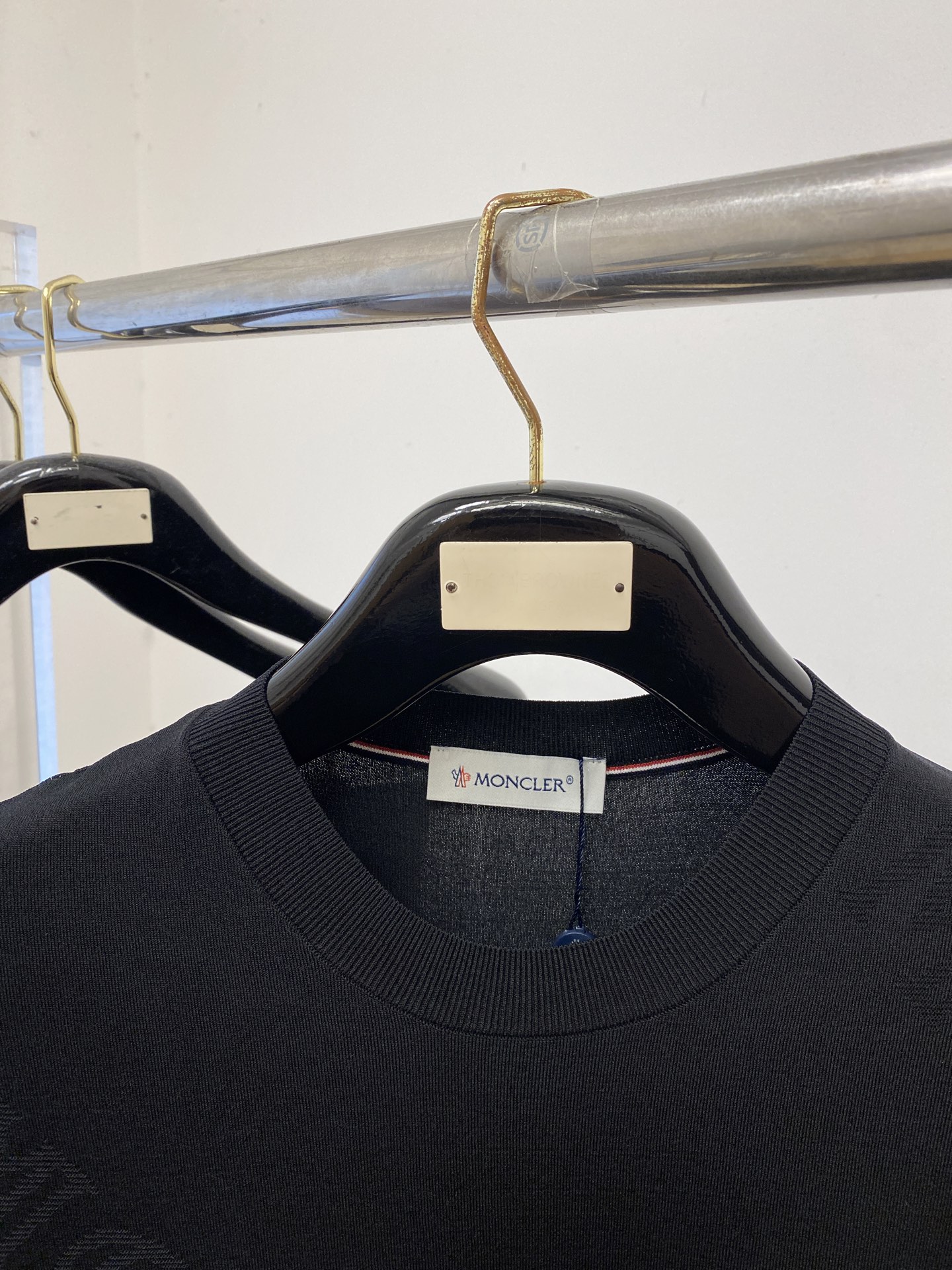 蒙口、2026新品短袖T恤，帅气时尚，简约百搭款。胸前刺绣装饰图案logo，面料针织 不仅挺括，保持潮流