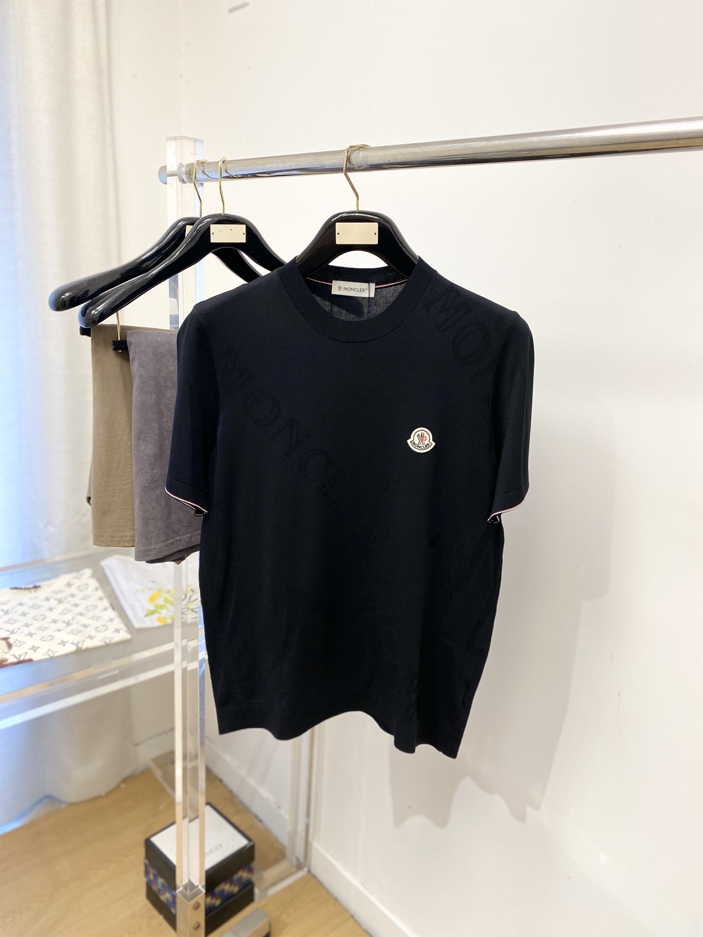 蒙口、2026新品短袖T恤，帅气时尚，简约百搭款。胸前刺绣装饰图案logo，面料针织 不仅挺括，保持潮流