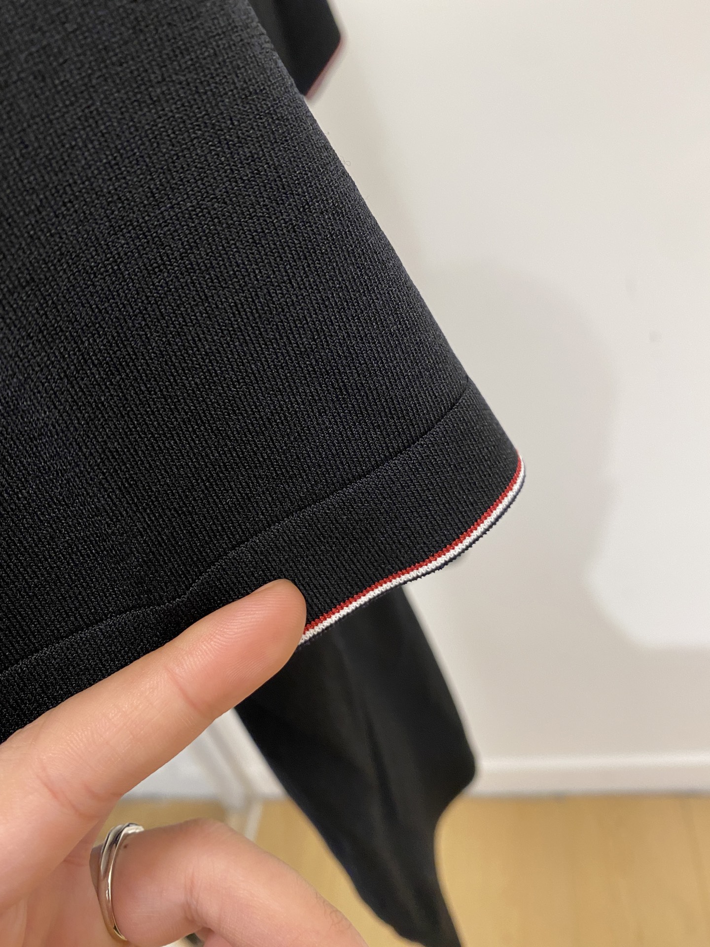 蒙口、2026新品短袖T恤，帅气时尚，简约百搭款。胸前刺绣装饰图案logo，面料针织 不仅挺括，保持潮流