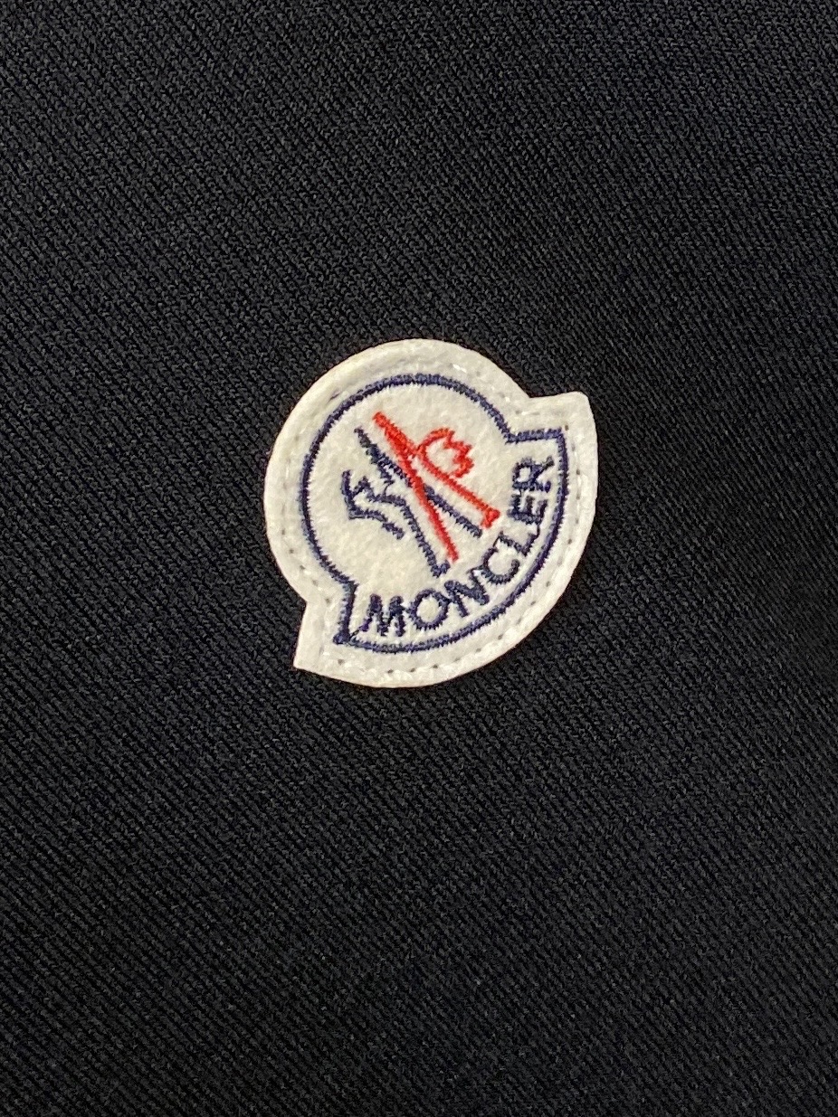 蒙口、2026新品短袖T恤，帅气时尚，简约百搭款。胸前刺绣装饰图案logo，面料针织 不仅挺括，保持潮流