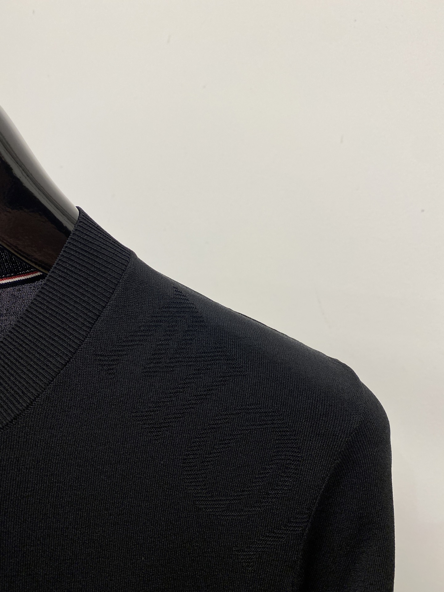 蒙口、2026新品短袖T恤，帅气时尚，简约百搭款。胸前刺绣装饰图案logo，面料针织 不仅挺括，保持潮流