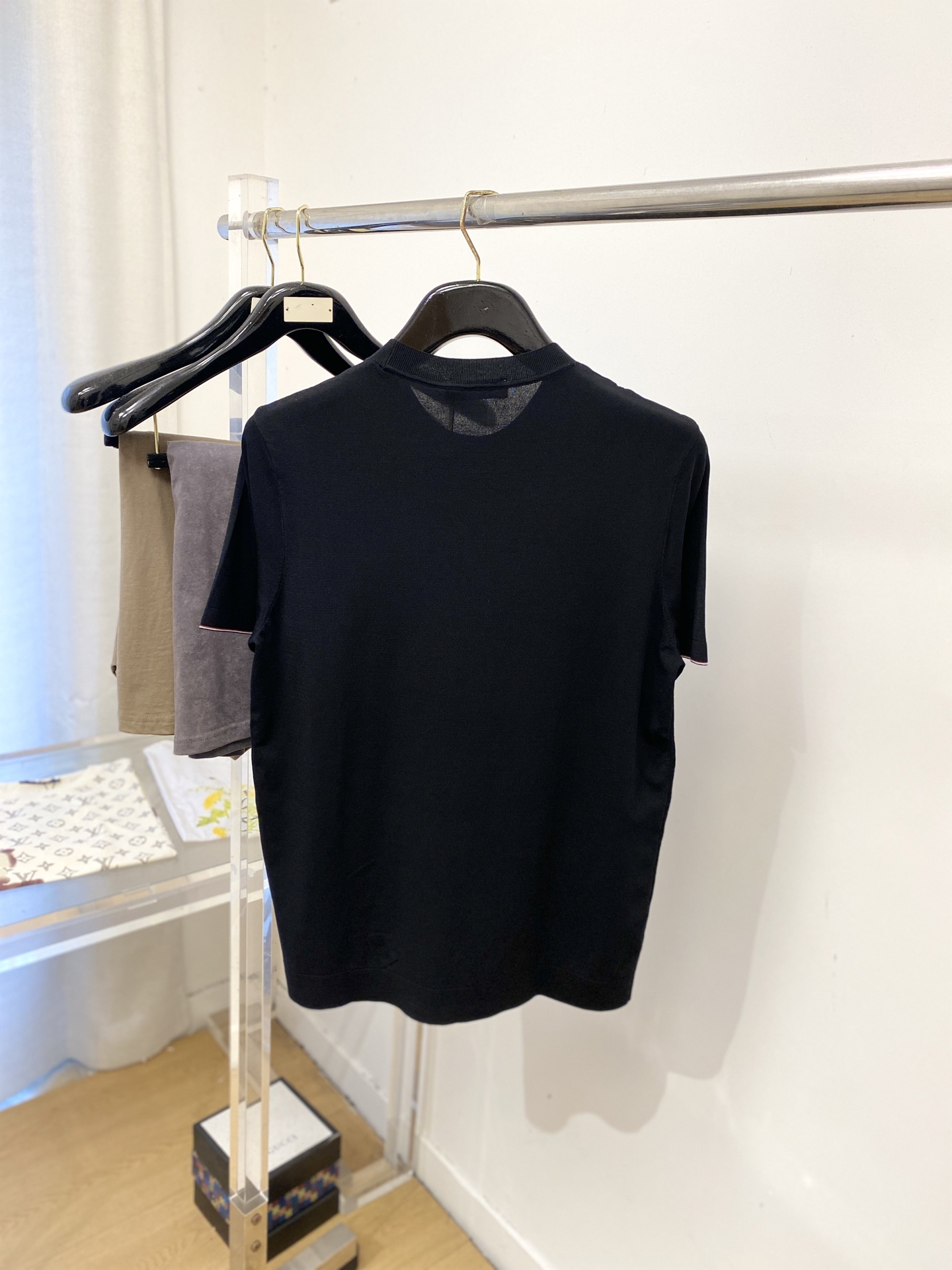 蒙口、2026新品短袖T恤，帅气时尚，简约百搭款。胸前刺绣装饰图案logo，面料针织 不仅挺括，保持潮流