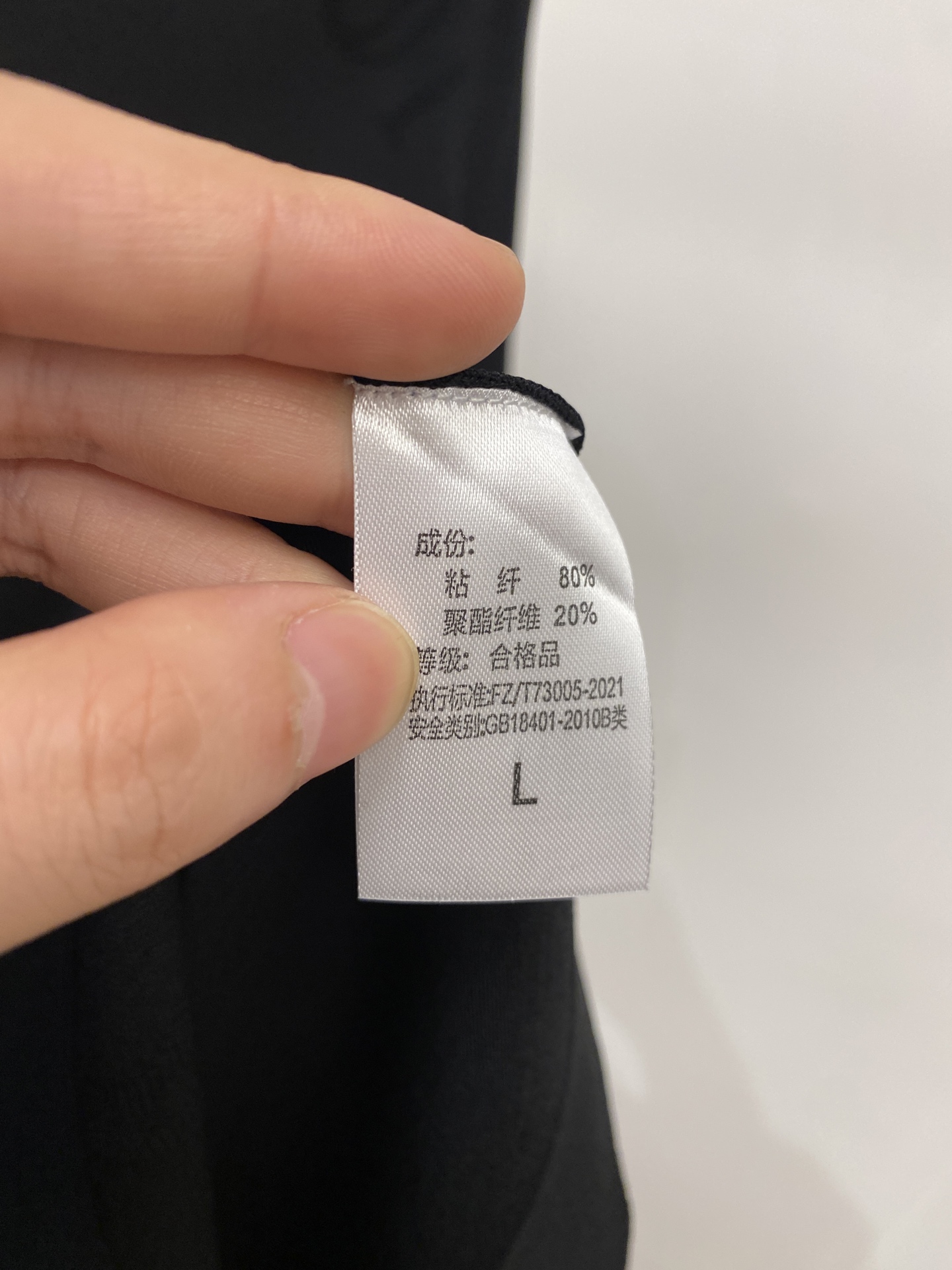 蒙口、2026新品短袖T恤，帅气时尚，简约百搭款。胸前刺绣装饰图案logo，面料针织 不仅挺括，保持潮流