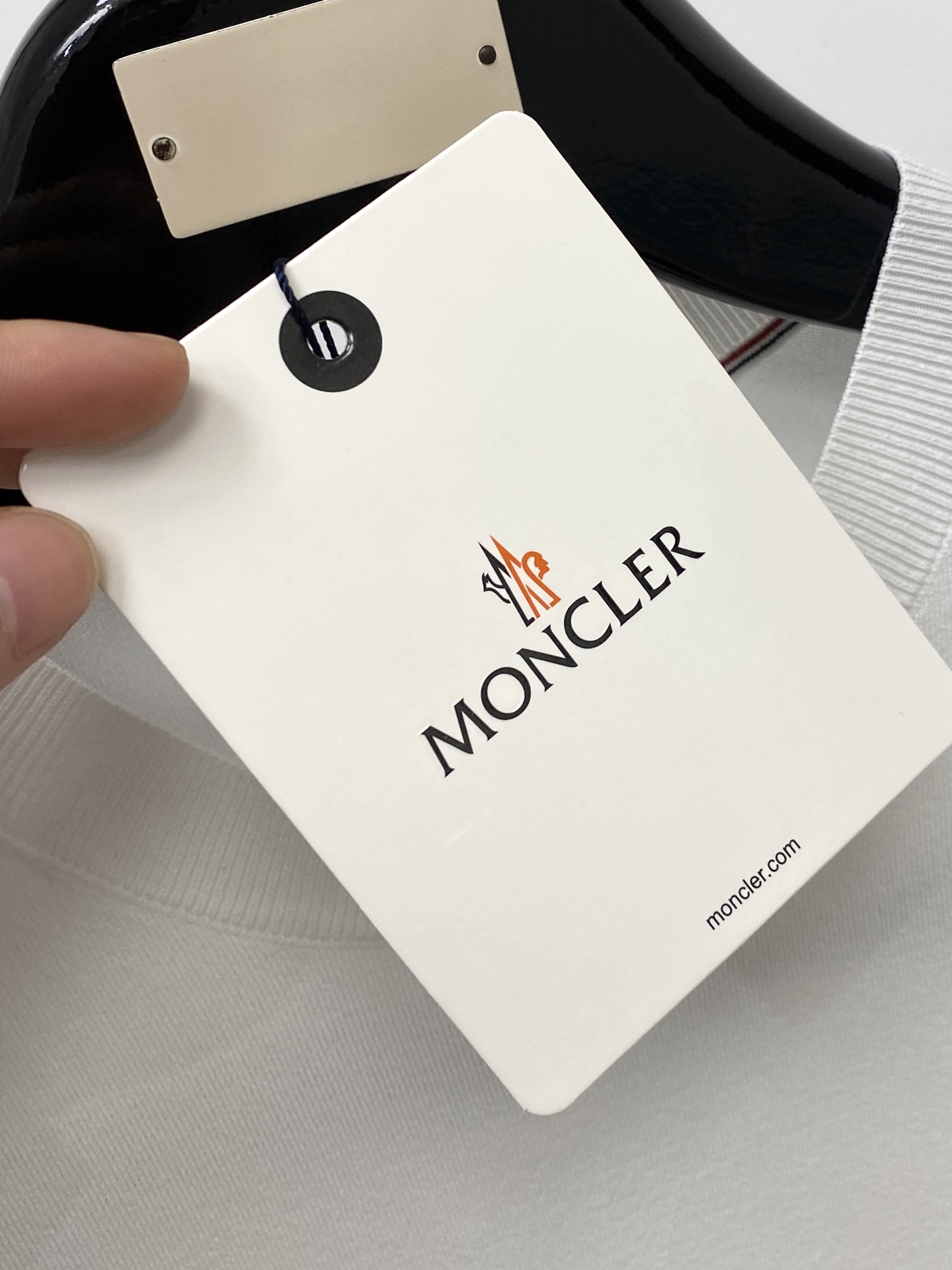 蒙口、2026新品短袖T恤，帅气时尚，简约百搭款。胸前刺绣装饰图案logo，面料针织 不仅挺括，保持潮流