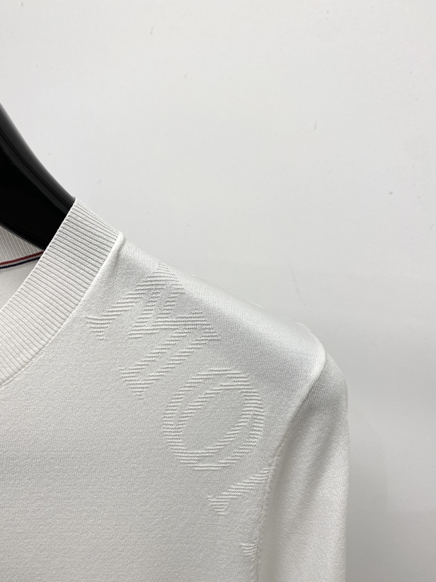 蒙口、2026新品短袖T恤，帅气时尚，简约百搭款。胸前刺绣装饰图案logo，面料针织 不仅挺括，保持潮流