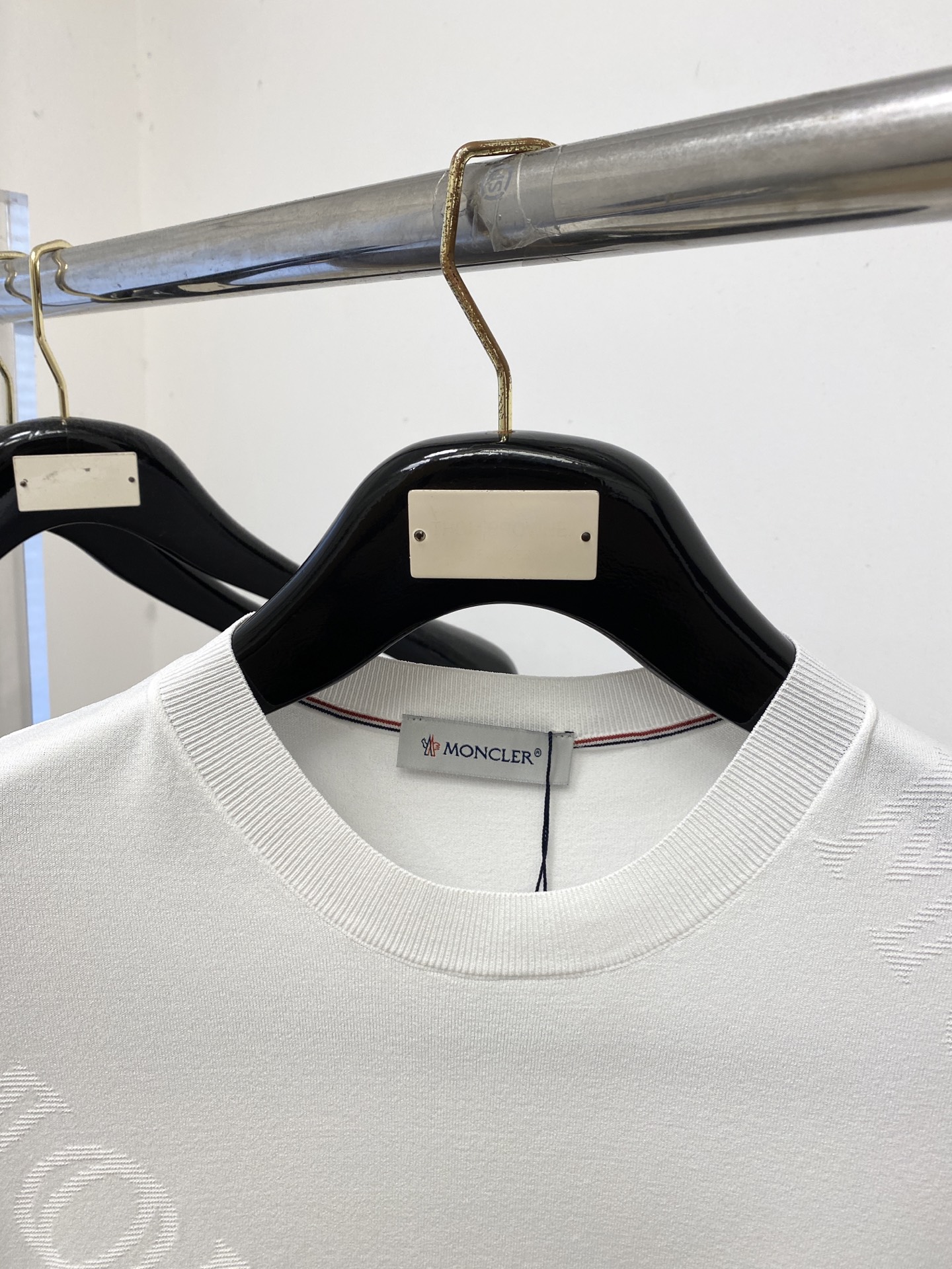 蒙口、2026新品短袖T恤，帅气时尚，简约百搭款。胸前刺绣装饰图案logo，面料针织 不仅挺括，保持潮流