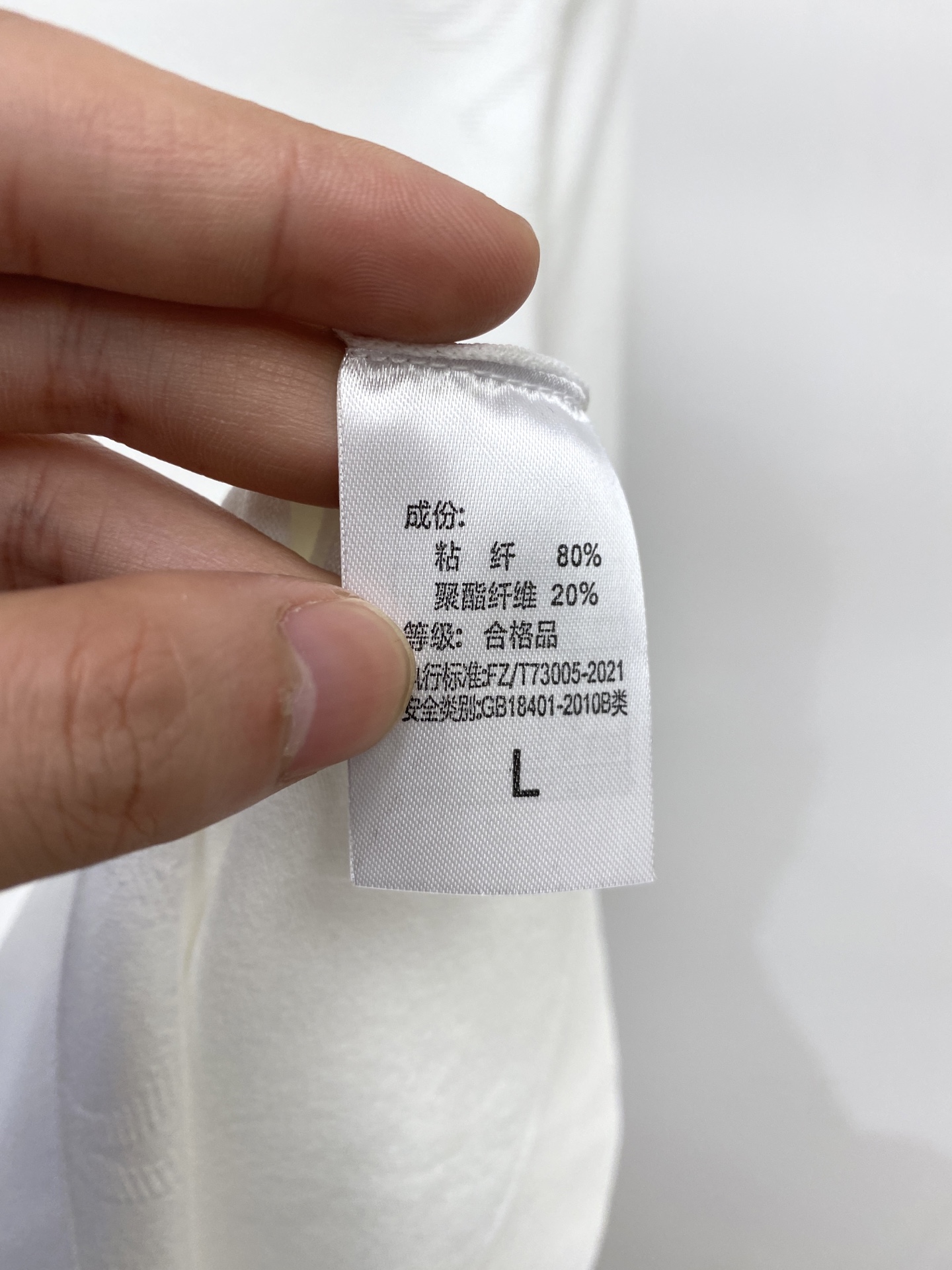 蒙口、2026新品短袖T恤，帅气时尚，简约百搭款。胸前刺绣装饰图案logo，面料针织 不仅挺括，保持潮流