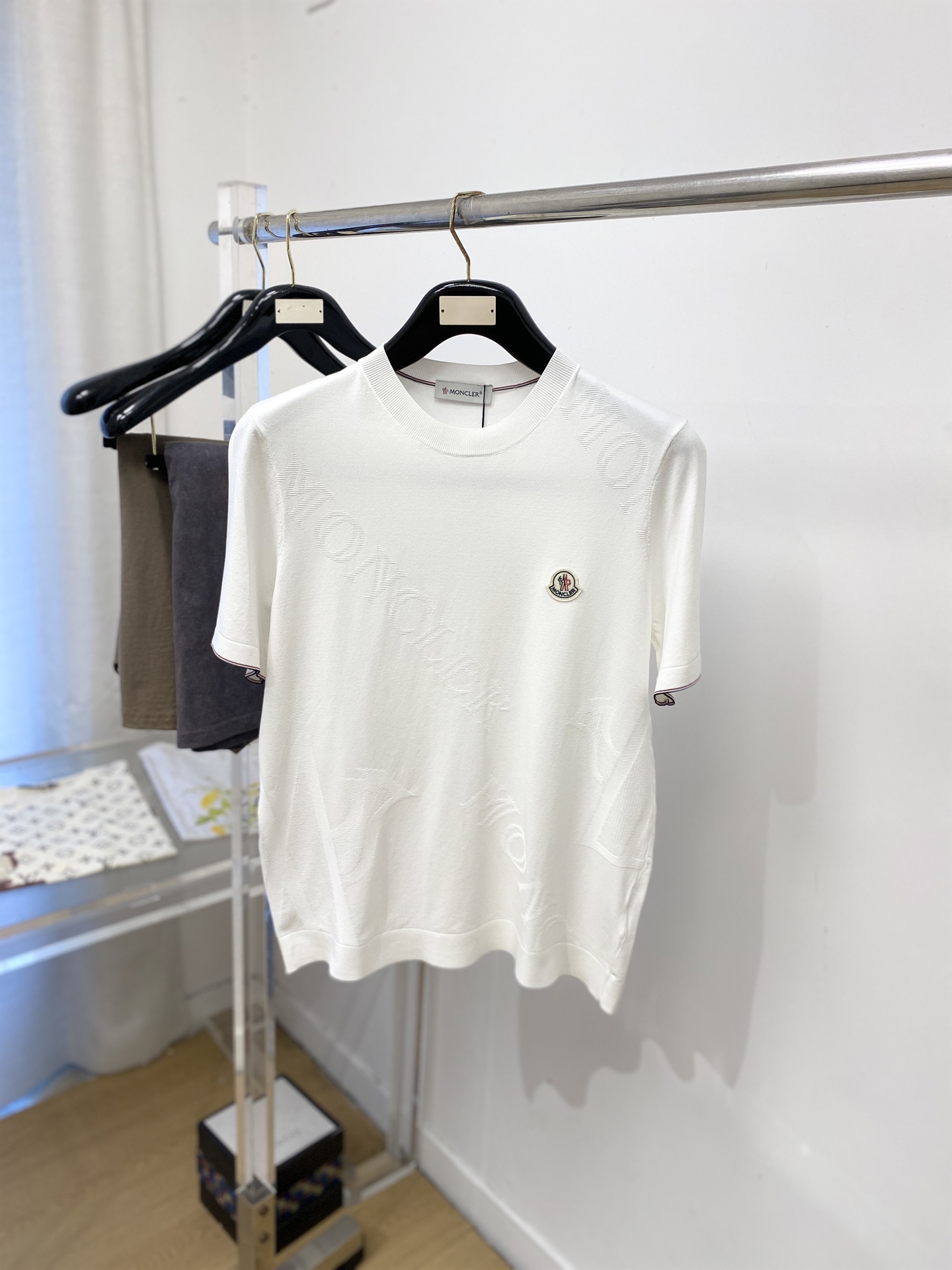 蒙口、2026新品短袖T恤，帅气时尚，简约百搭款。胸前刺绣装饰图案logo，面料针织 不仅挺括，保持潮流