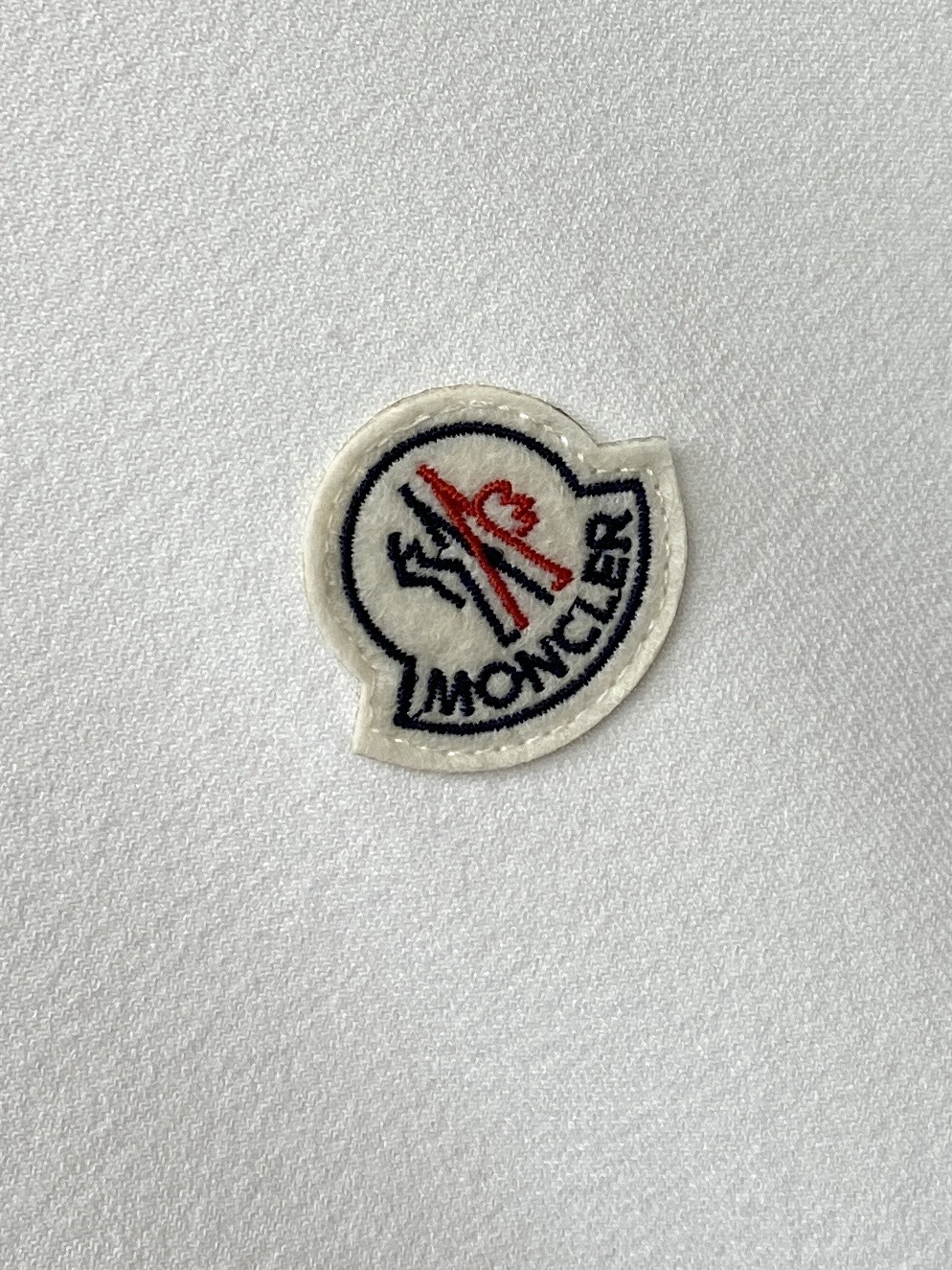 蒙口、2026新品短袖T恤，帅气时尚，简约百搭款。胸前刺绣装饰图案logo，面料针织 不仅挺括，保持潮流