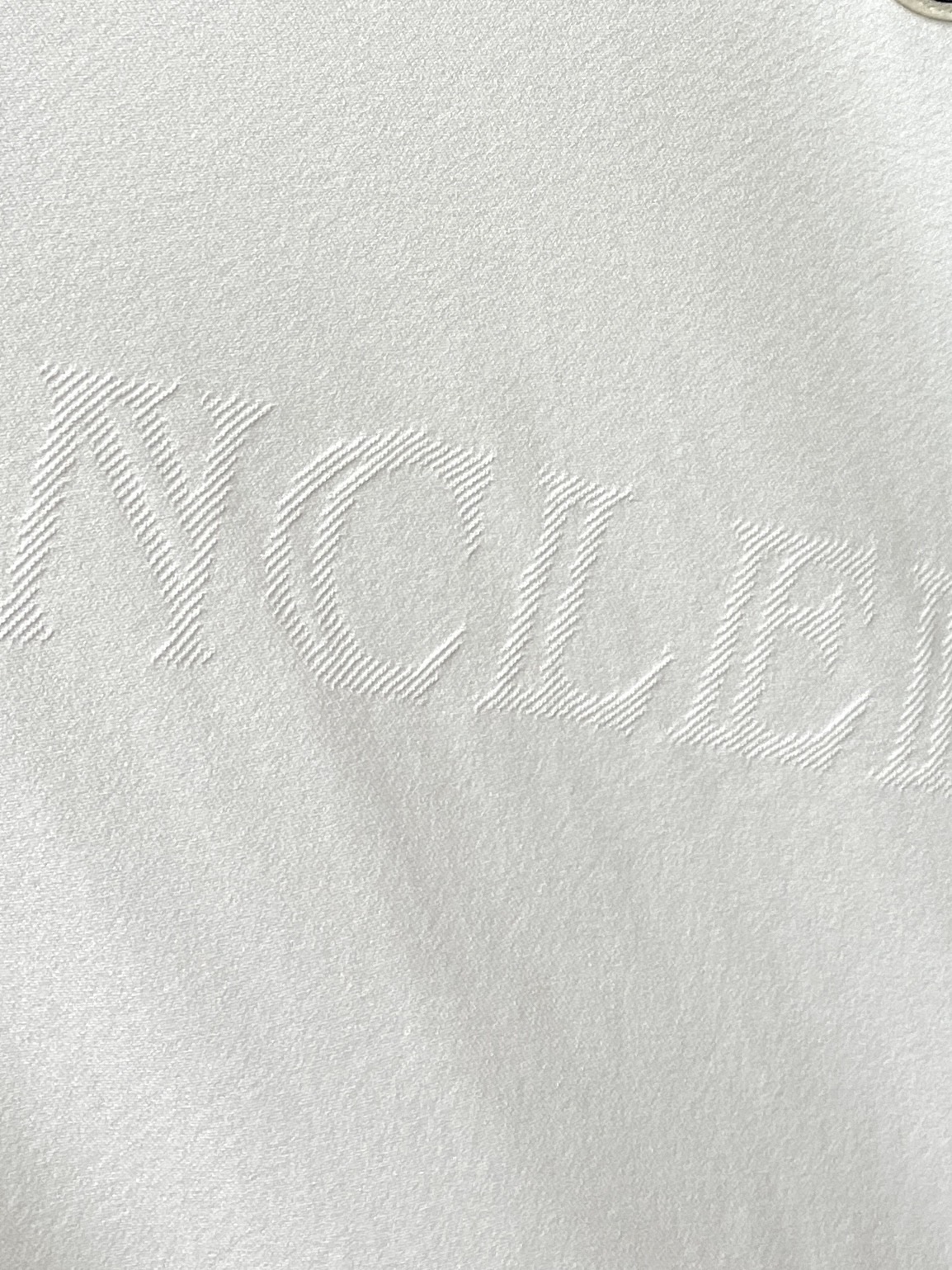 蒙口、2026新品短袖T恤，帅气时尚，简约百搭款。胸前刺绣装饰图案logo，面料针织 不仅挺括，保持潮流