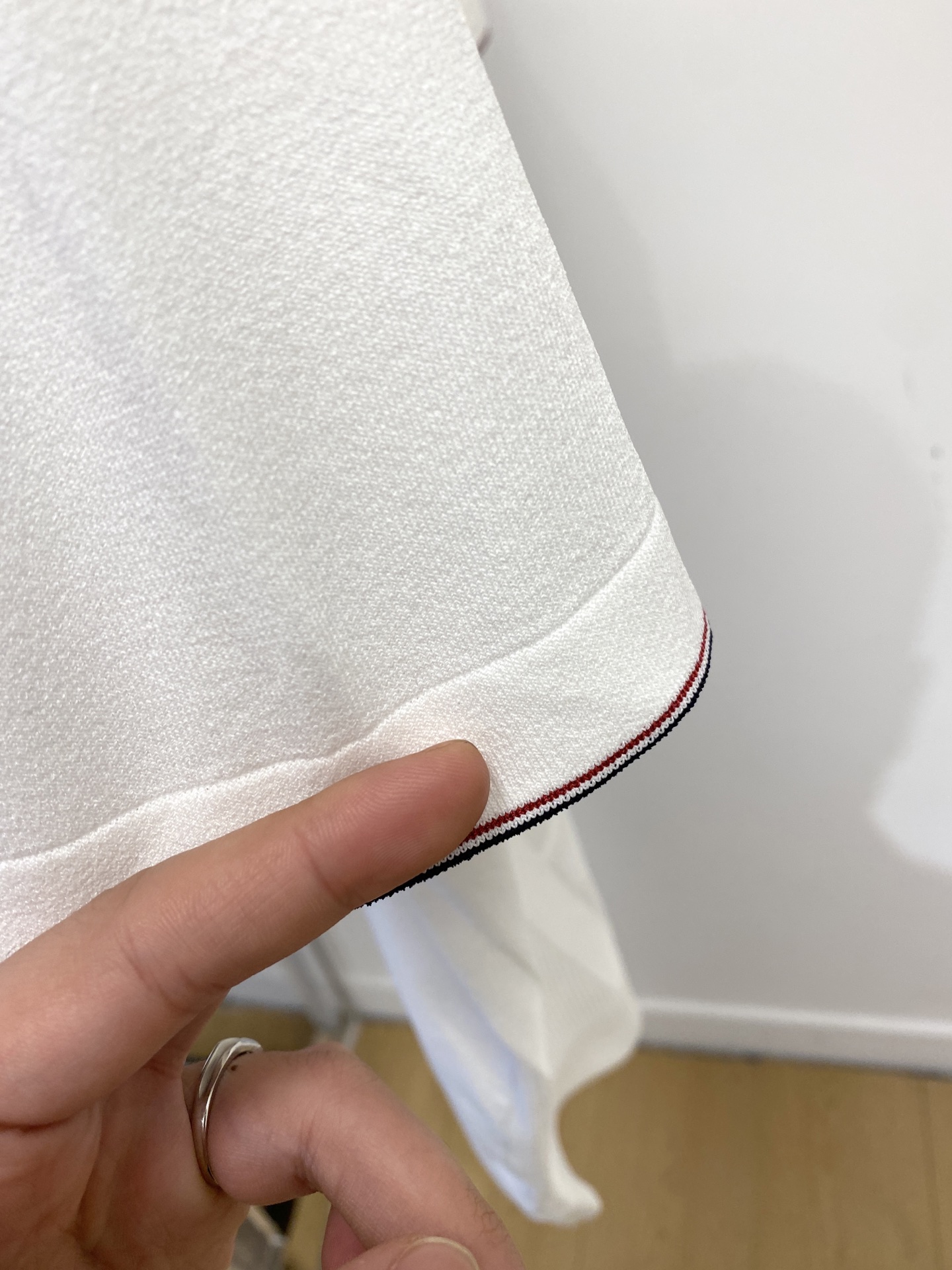 蒙口、2026新品短袖T恤，帅气时尚，简约百搭款。胸前刺绣装饰图案logo，面料针织 不仅挺括，保持潮流