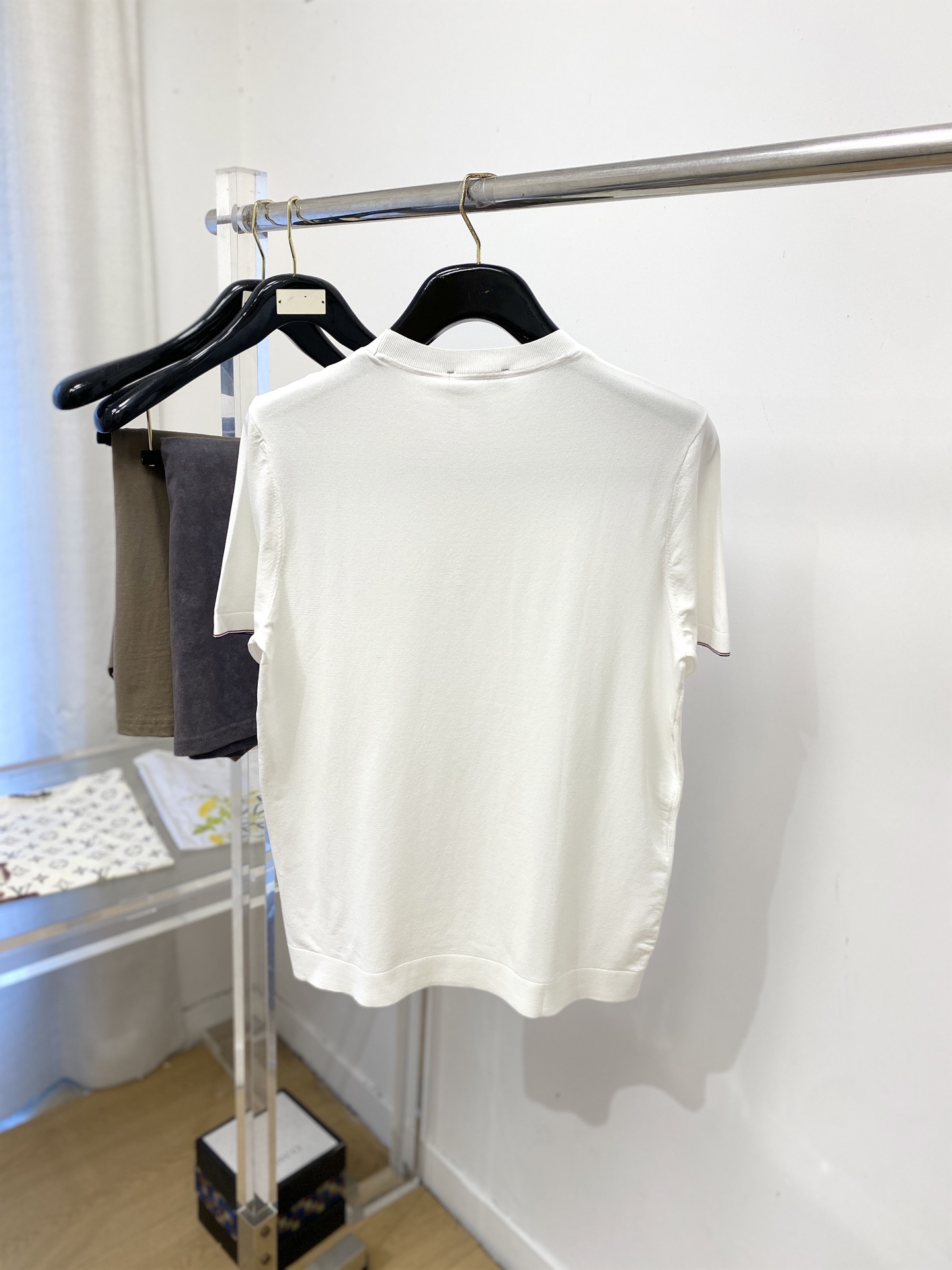 蒙口、2026新品短袖T恤，帅气时尚，简约百搭款。胸前刺绣装饰图案logo，面料针织 不仅挺括，保持潮流