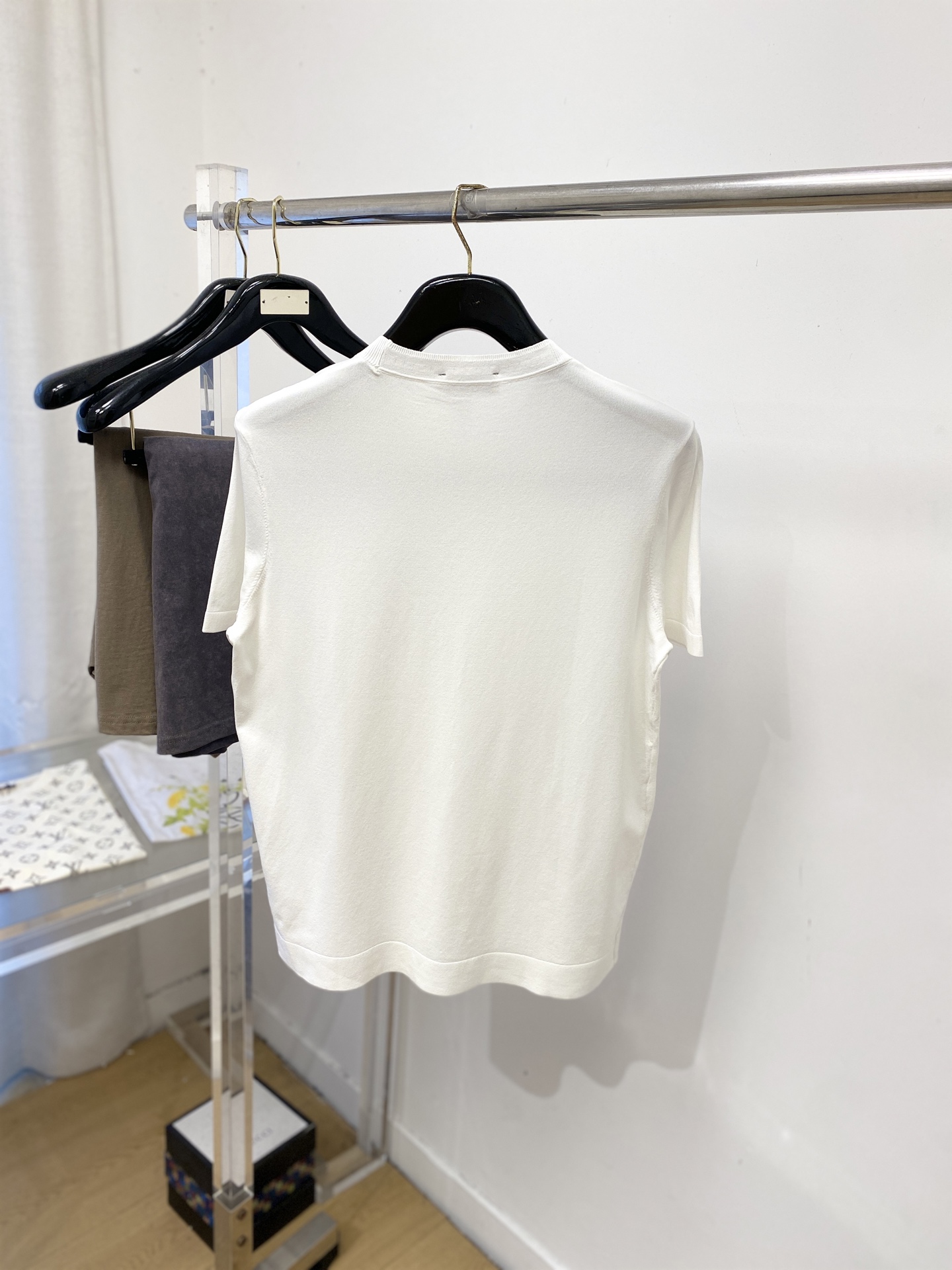 范思哲、2026新品短袖T恤，帅气时尚，简约百搭款。胸前精致刺绣图案logo，面料棉 不仅挺括，保持潮流