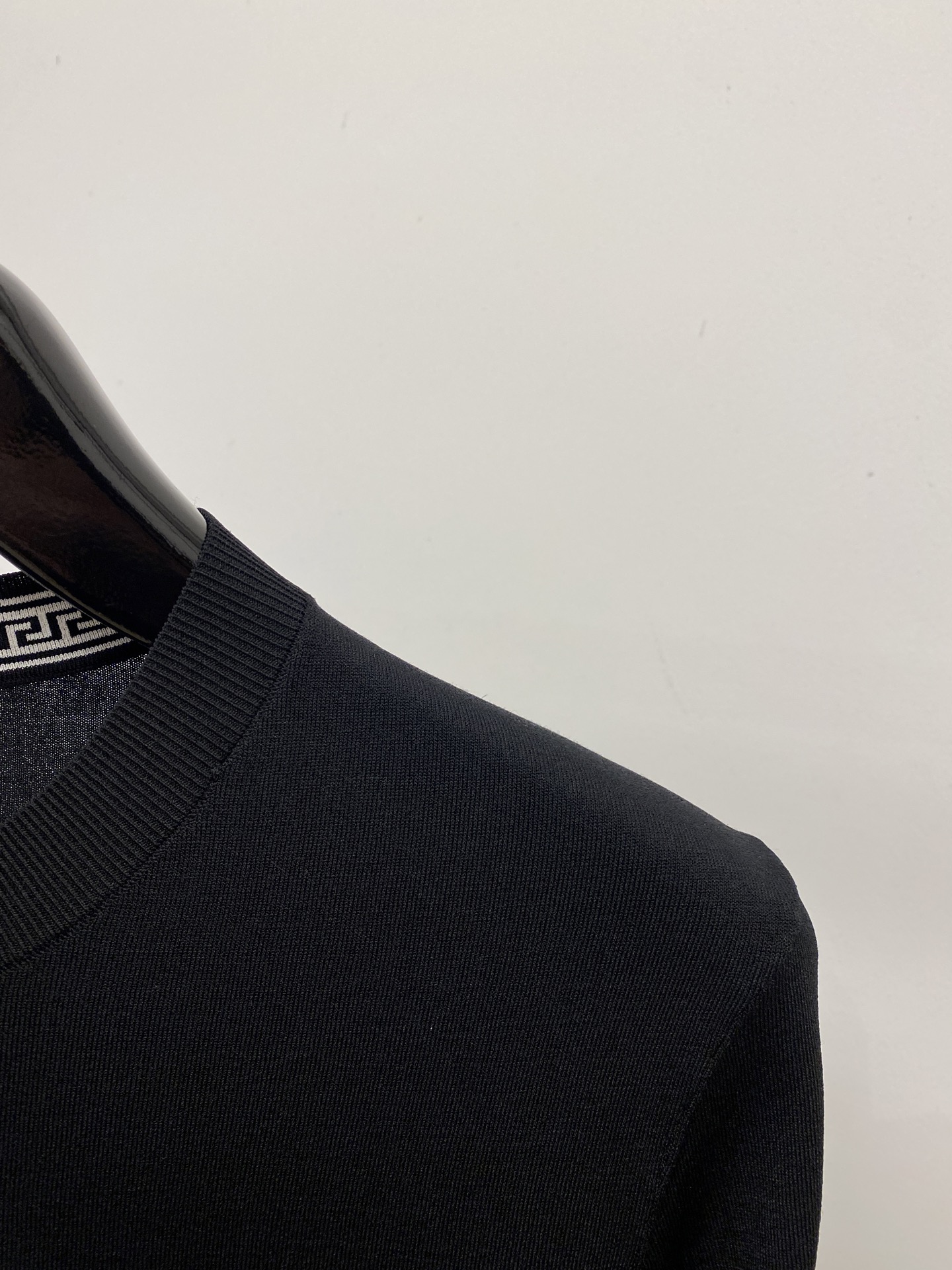 范思哲、2026新品短袖T恤，帅气时尚，简约百搭款。胸前精致刺绣图案logo，面料棉 不仅挺括，保持潮流