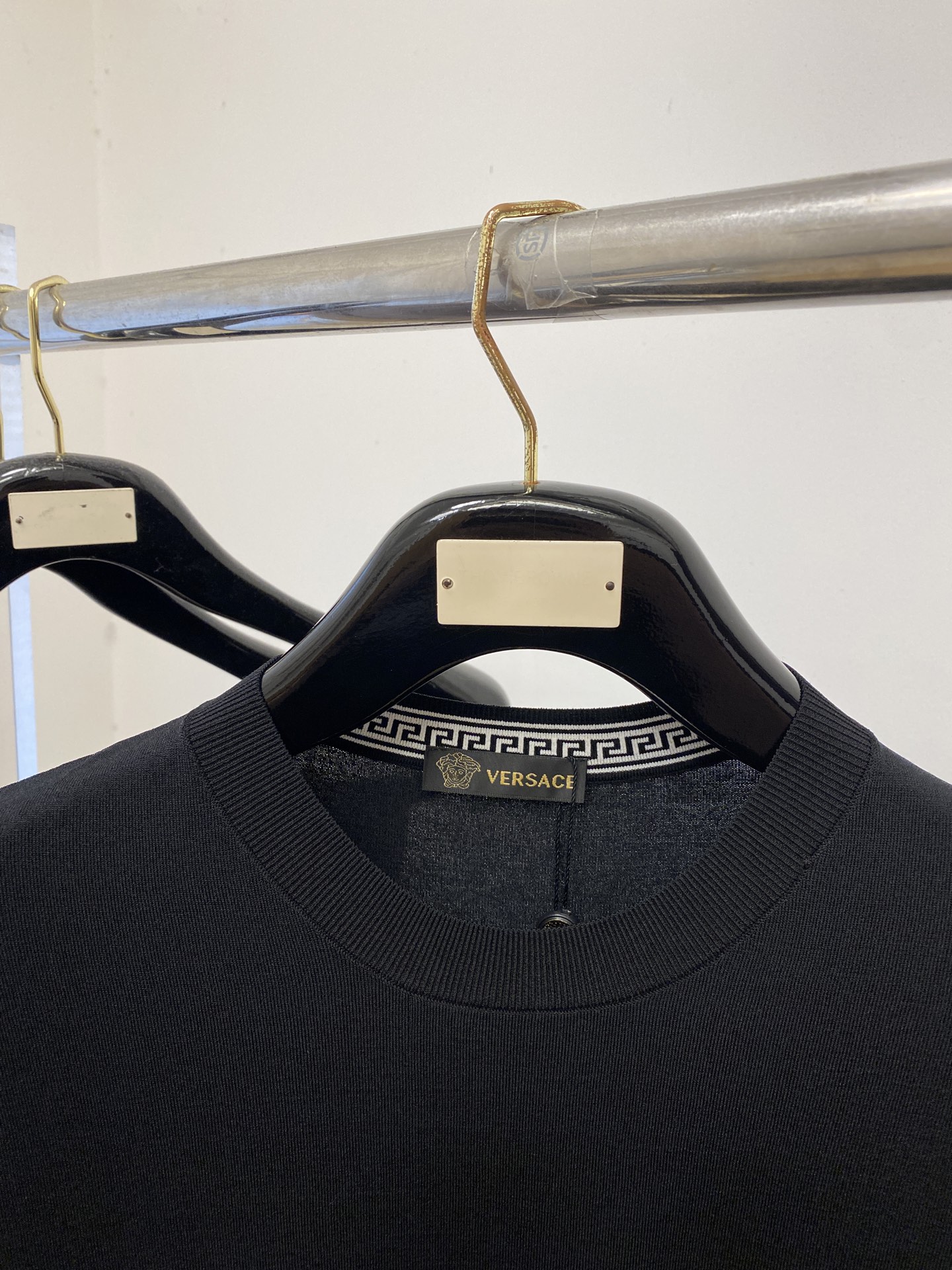 范思哲、2026新品短袖T恤，帅气时尚，简约百搭款。胸前精致刺绣图案logo，面料棉 不仅挺括，保持潮流