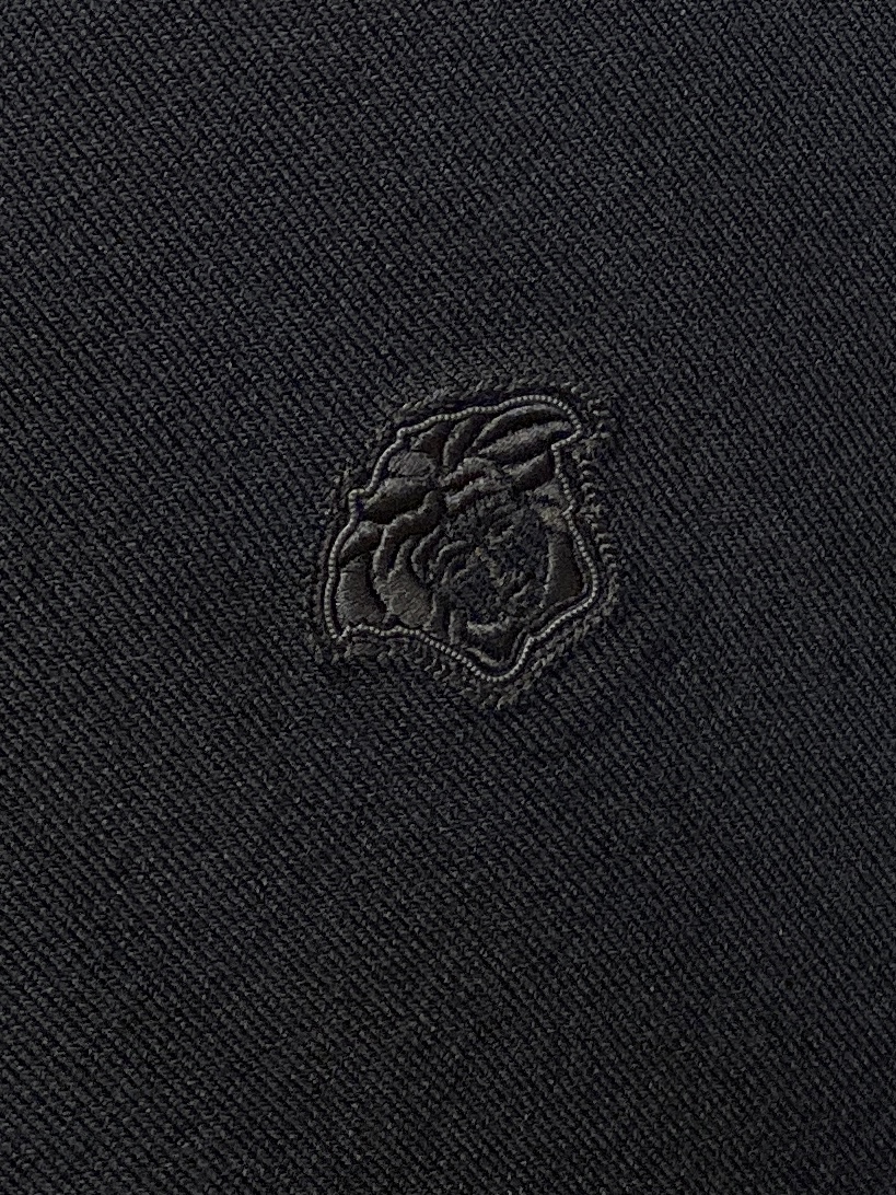 范思哲、2026新品短袖T恤，帅气时尚，简约百搭款。胸前精致刺绣图案logo，面料棉 不仅挺括，保持潮流