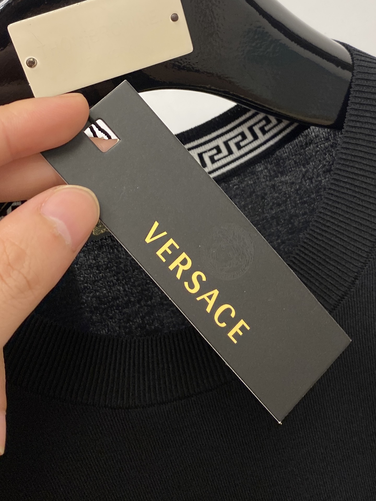 范思哲、2026新品短袖T恤，帅气时尚，简约百搭款。胸前精致刺绣图案logo，面料棉 不仅挺括，保持潮流