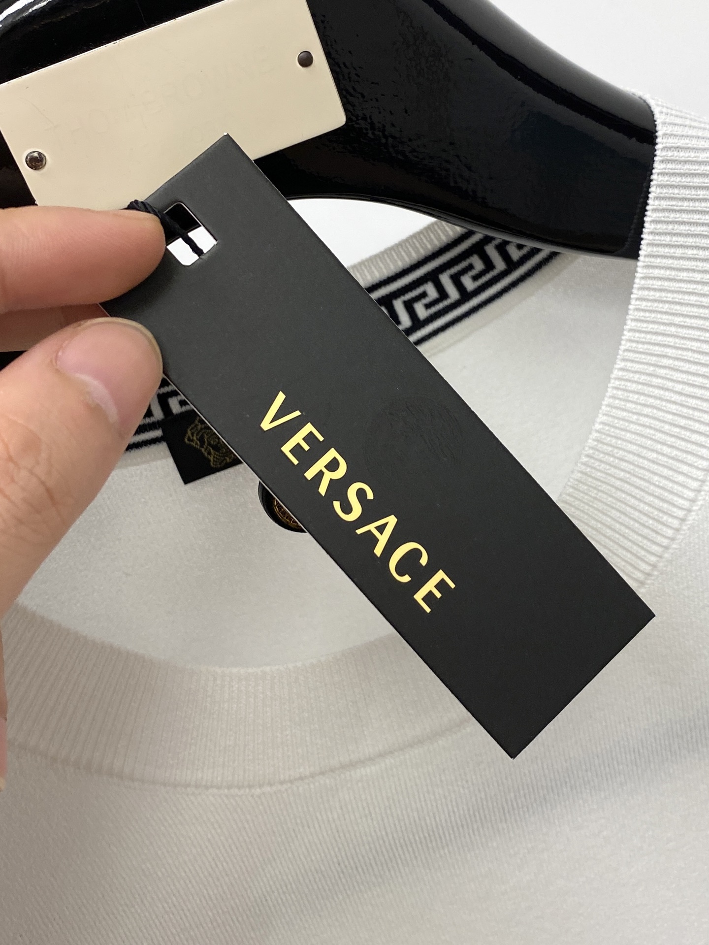 范思哲、2026新品短袖T恤，帅气时尚，简约百搭款。胸前精致刺绣图案logo，面料棉 不仅挺括，保持潮流