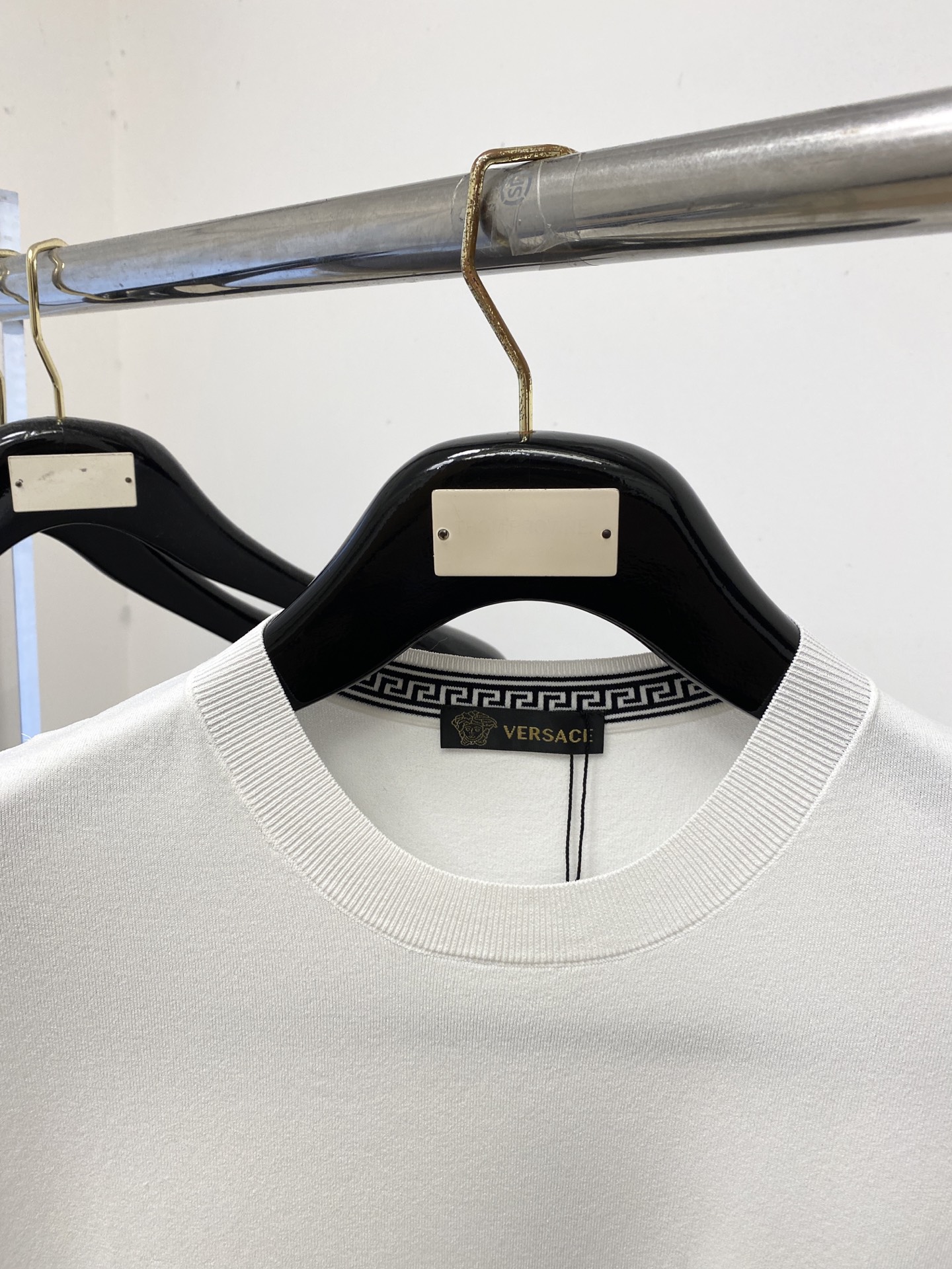 范思哲、2026新品短袖T恤，帅气时尚，简约百搭款。胸前精致刺绣图案logo，面料棉 不仅挺括，保持潮流