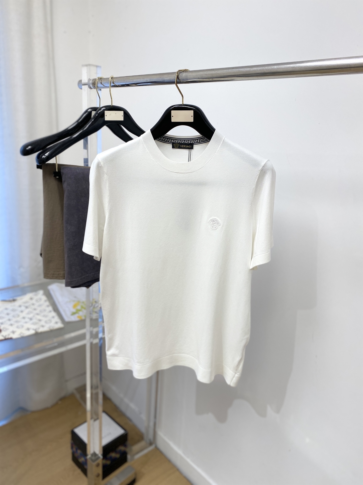 范思哲、2026新品短袖T恤，帅气时尚，简约百搭款。胸前精致刺绣图案logo，面料棉 不仅挺括，保持潮流