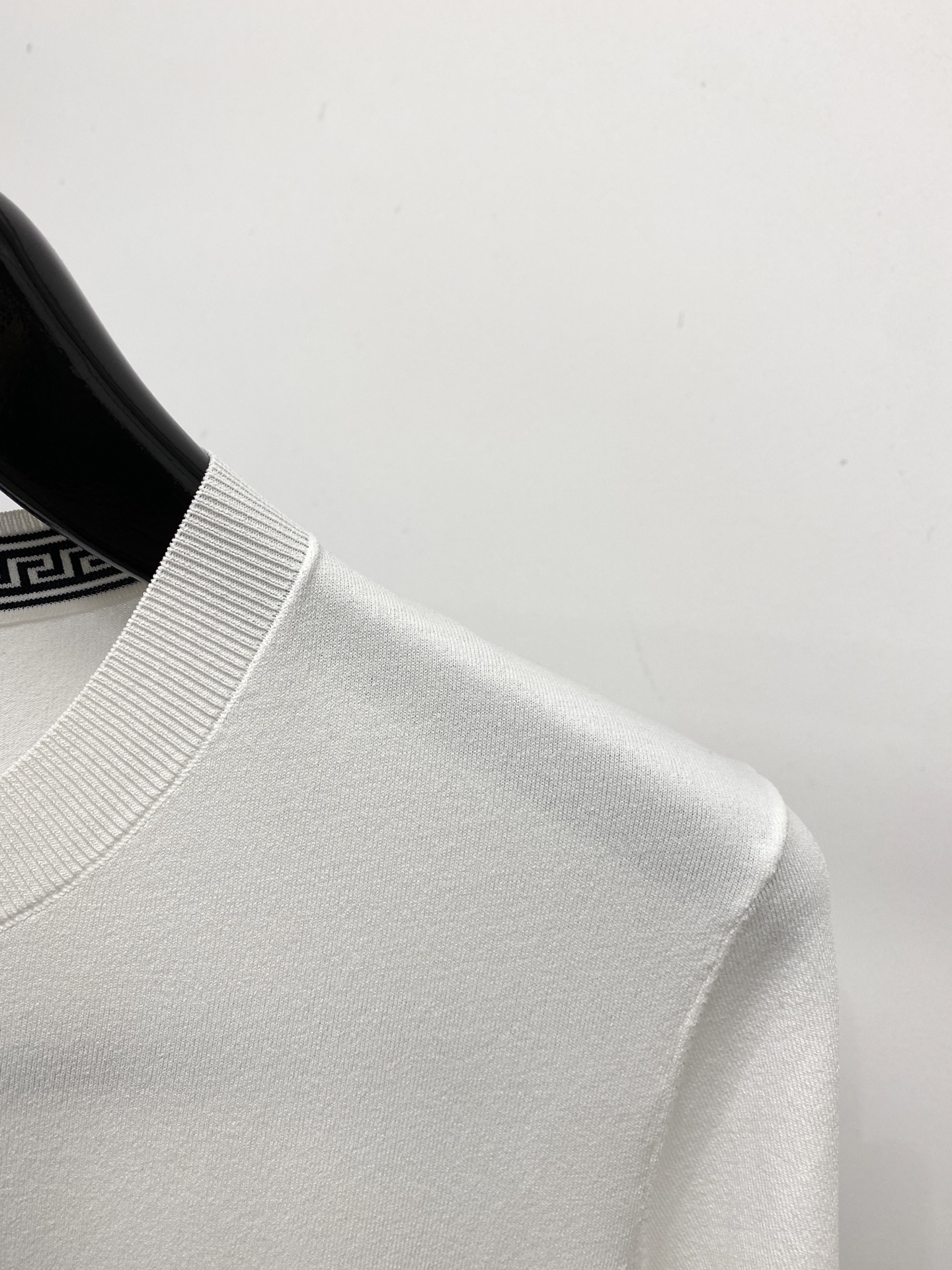 范思哲、2026新品短袖T恤，帅气时尚，简约百搭款。胸前精致刺绣图案logo，面料棉 不仅挺括，保持潮流