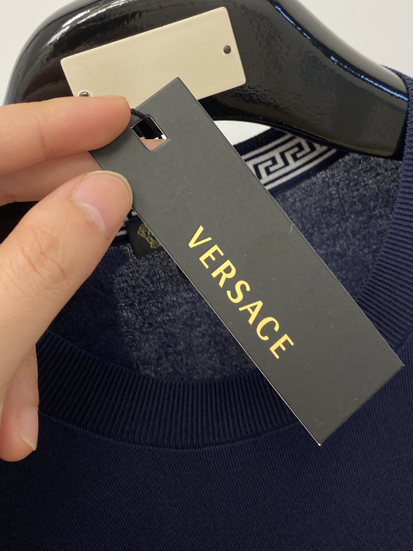 范思哲、2026新品短袖T恤，帅气时尚，简约百搭款。胸前精致刺绣图案logo，面料棉 不仅挺括，保持潮流