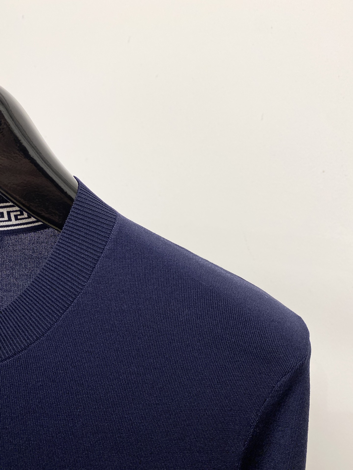 范思哲、2026新品短袖T恤，帅气时尚，简约百搭款。胸前精致刺绣图案logo，面料棉 不仅挺括，保持潮流